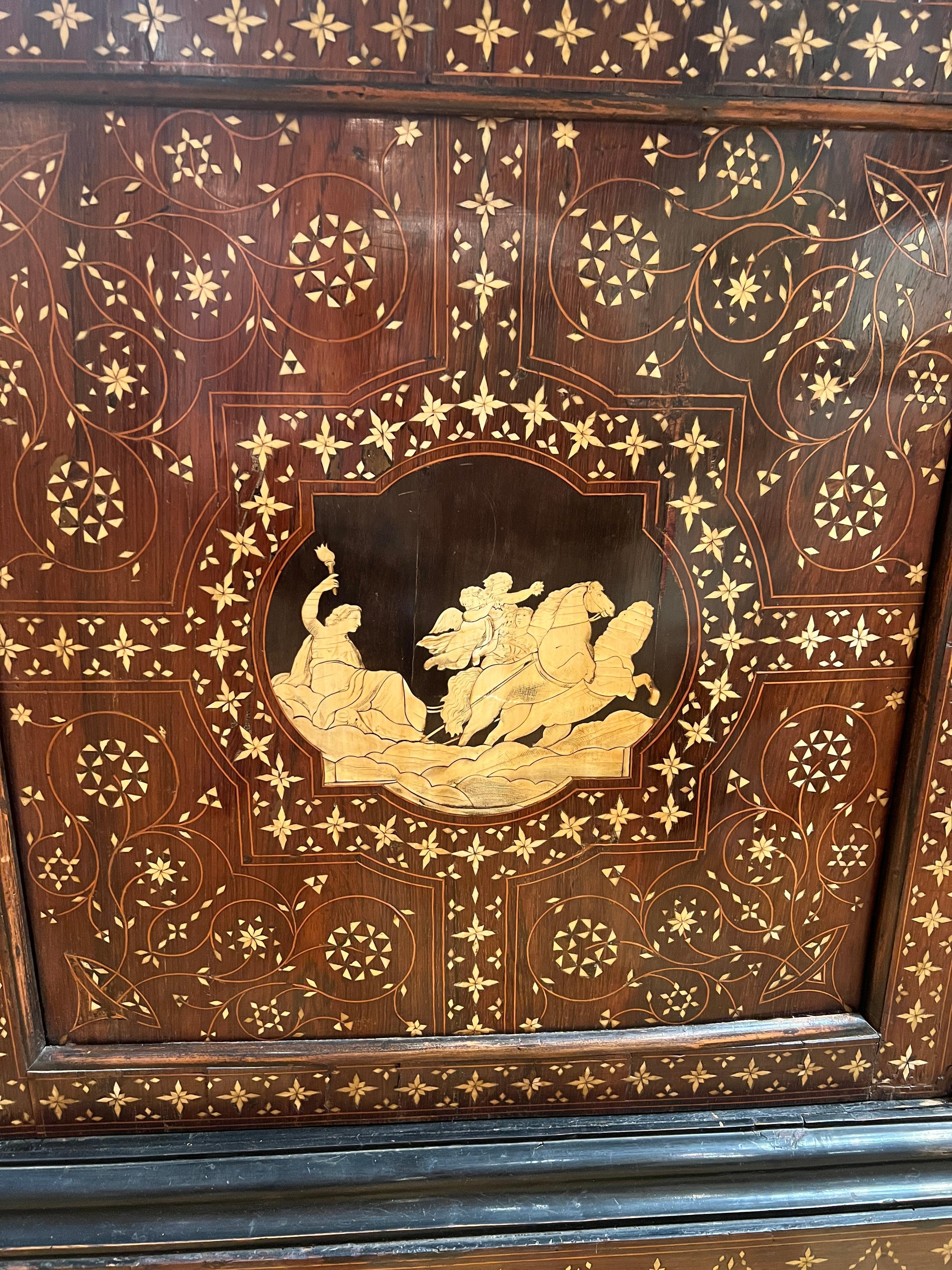 Anglo-indiano Magnifico armadio Grand Tour italiano del XIX secolo in palissandro e osso intarsiato in vendita