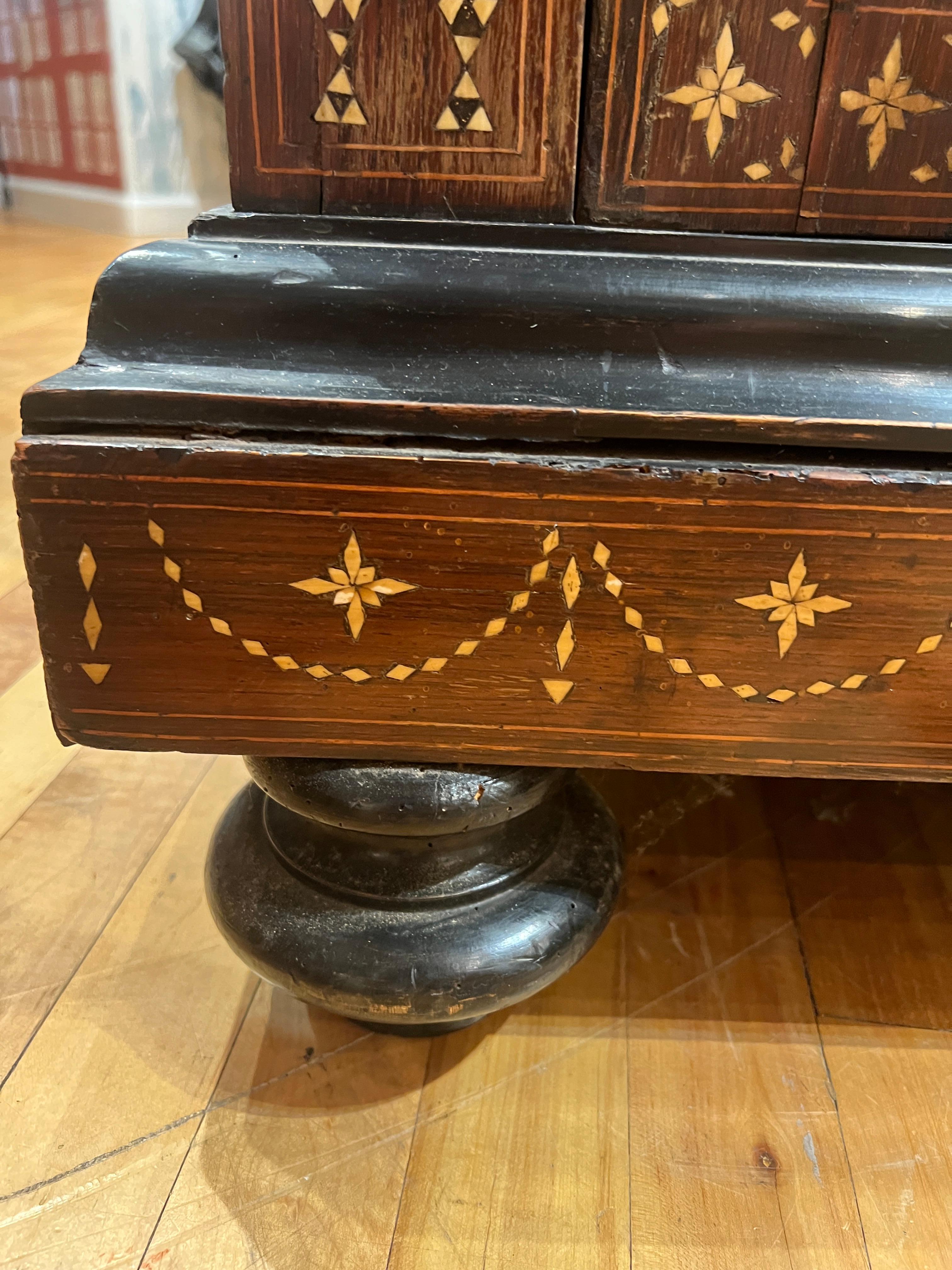 Legno Magnifico armadio Grand Tour italiano del XIX secolo in palissandro e osso intarsiato in vendita