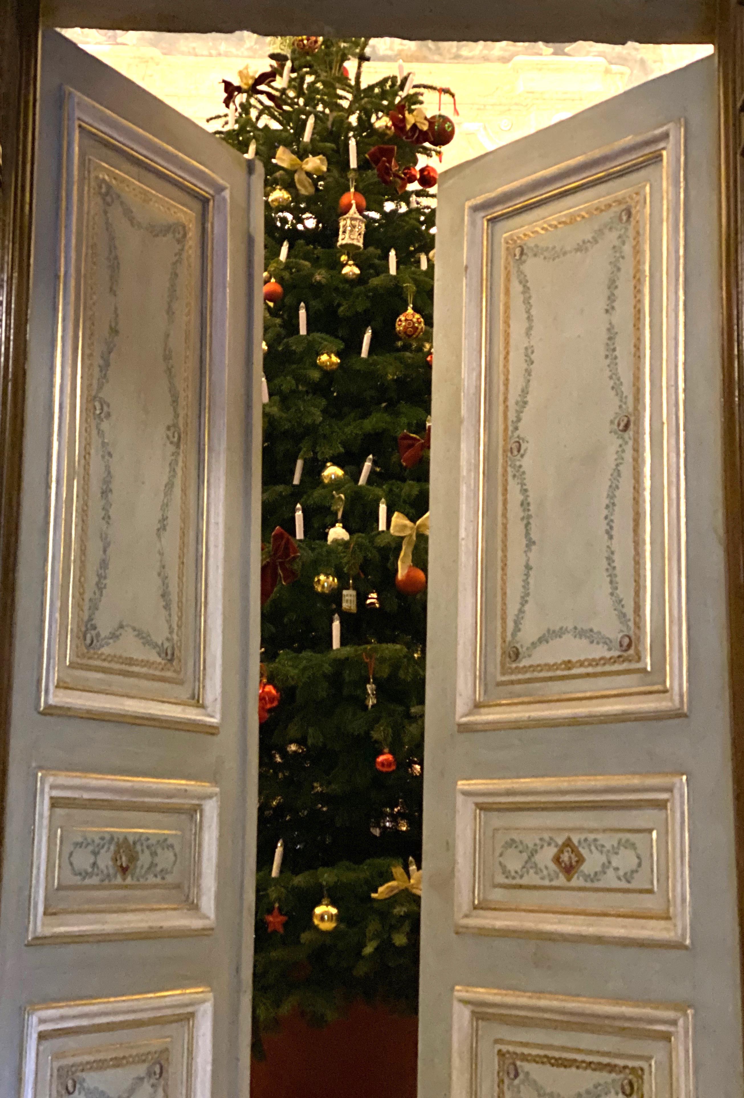 Zwei Paar italienische, fein getäfelte Holztüren, dekorativ bemalt, aus der Mitte des 19. Jahrhunderts. Die Türen sind mit einer einzigen Frontplatte versehen, die mit Blättern und geometrischen Mustern in verschiedenen Grau-, Hellblau- und