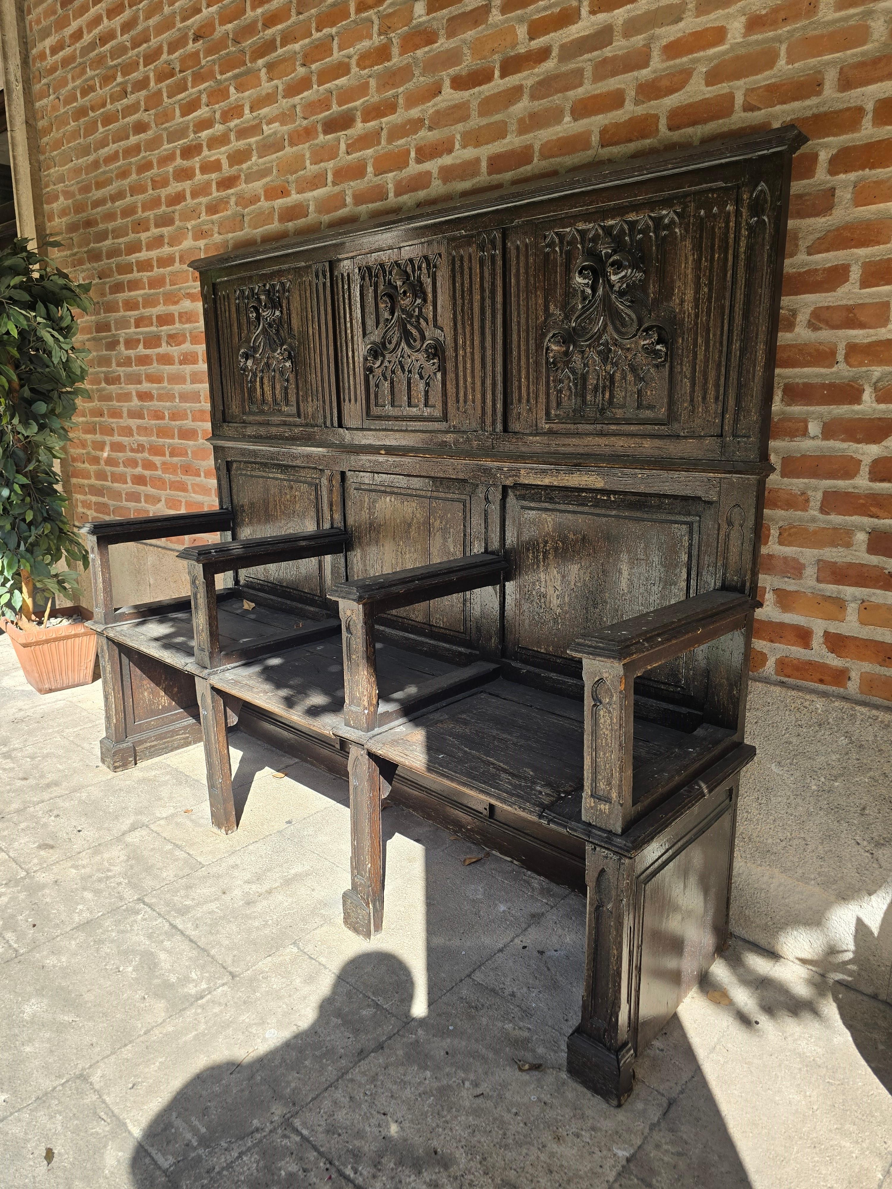 Magnífico banco neogótico de madera del siglo XIX en venta 5