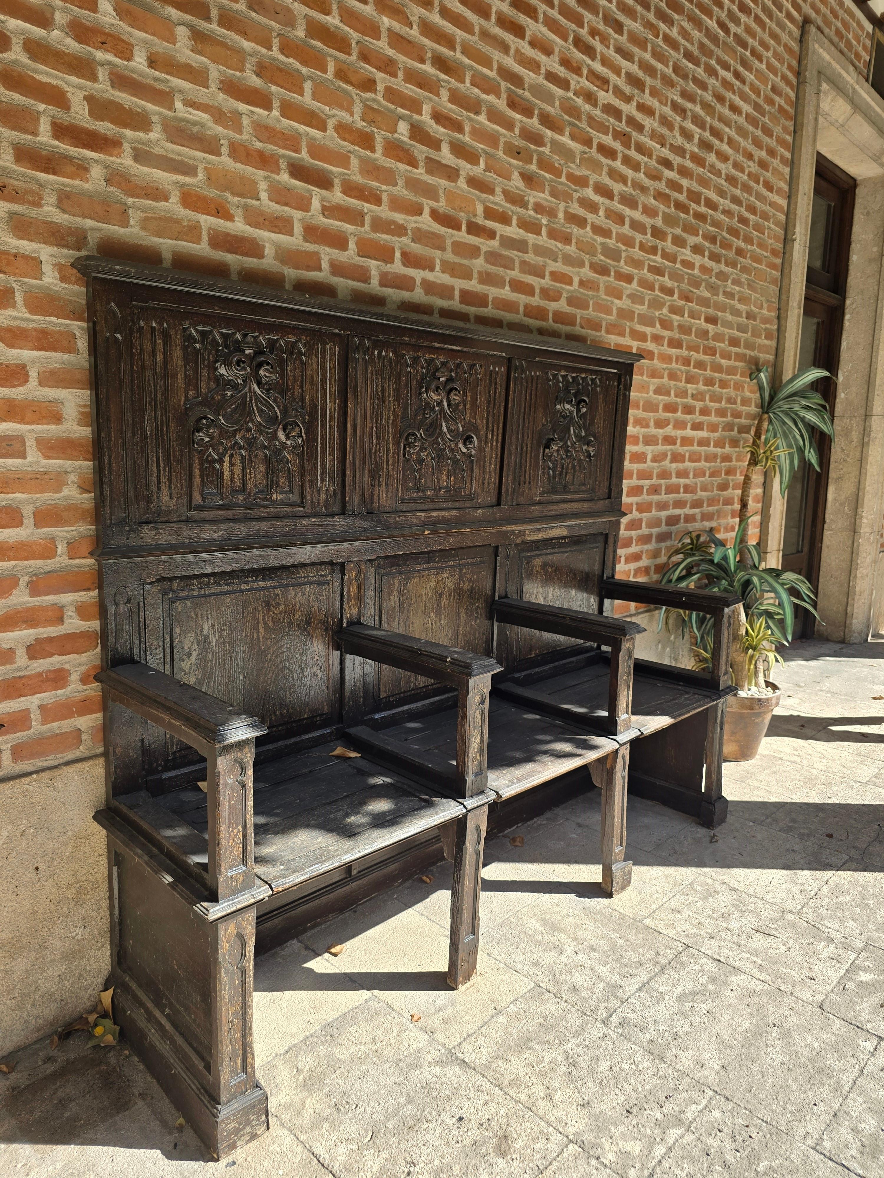 Magnífico banco neogótico de madera del siglo XIX en venta 6