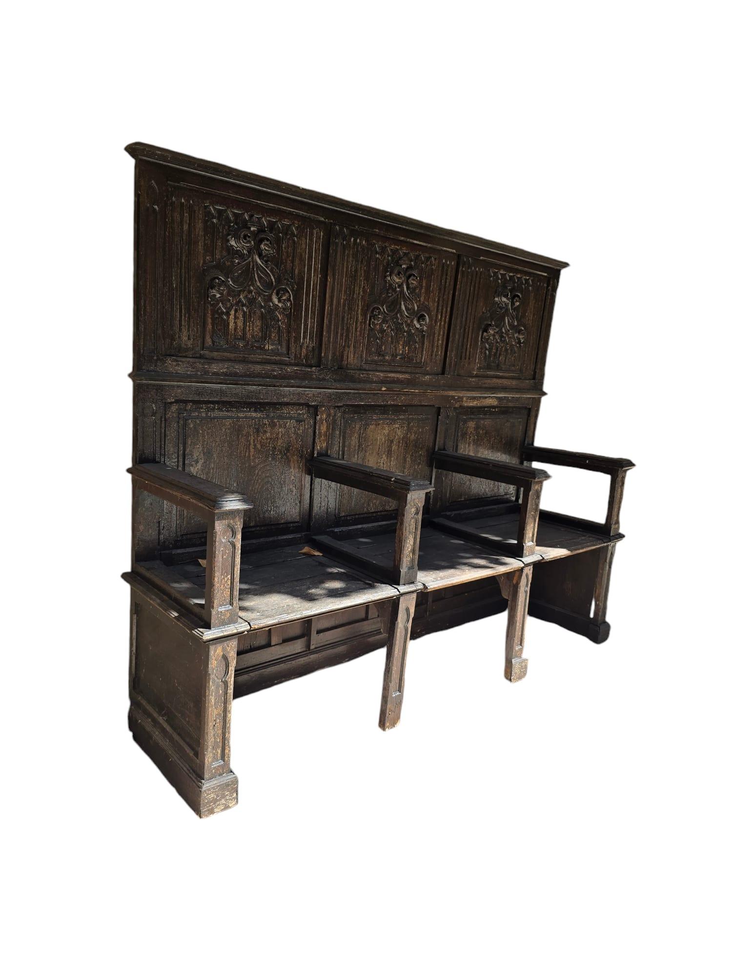 Magnífico banco neogótico de madera del siglo XIX en venta 12