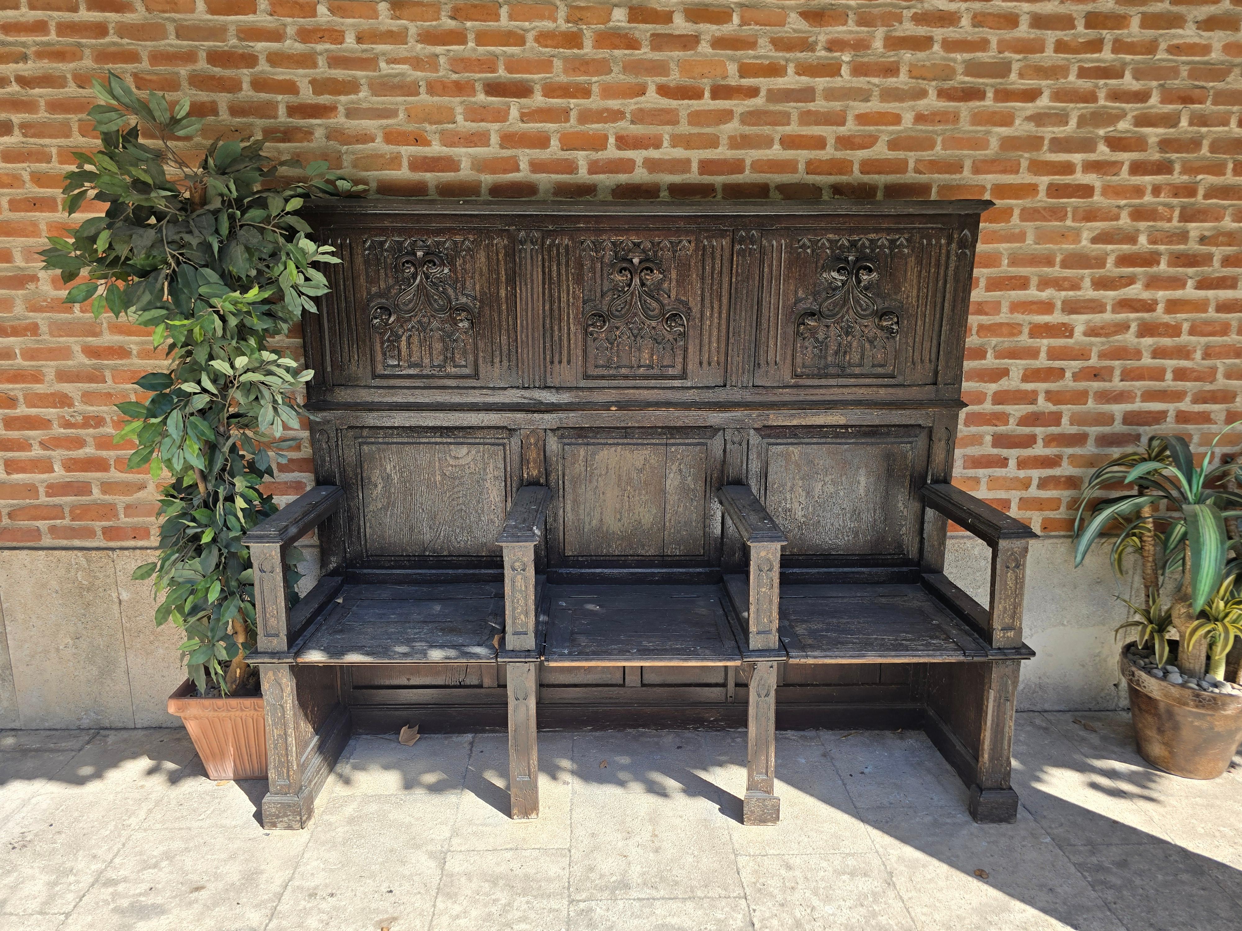 Entra en la historia con este gran banco neogótico de madera de finales del siglo XIX. Procedente de un antiguo museo, esta extraordinaria pieza es un verdadero testimonio de la elegancia y la artesanía de la época.

Dimensiones: 200x159x51 cm

Este
