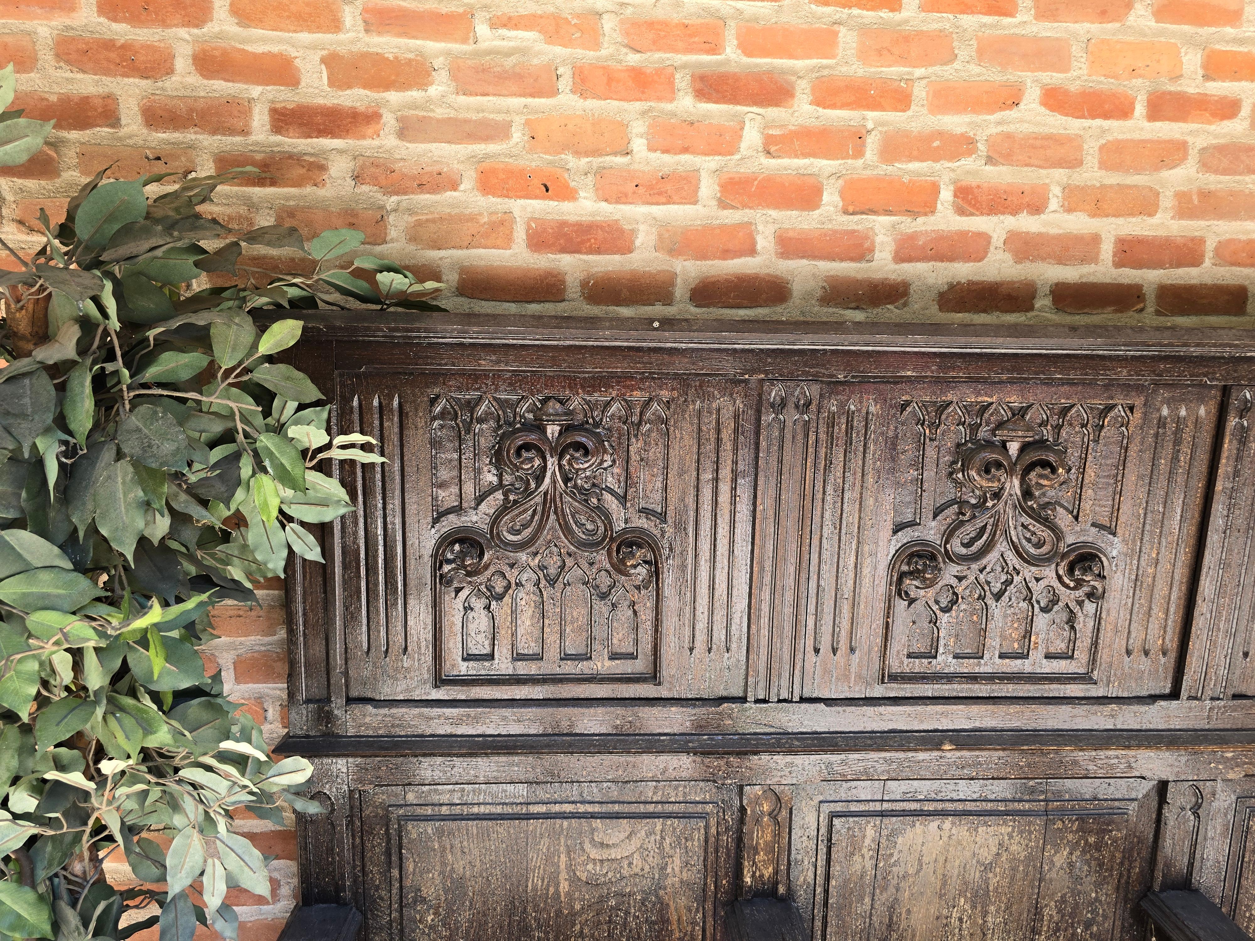 Magnífico banco neogótico de madera del siglo XIX Fines del siglo XIX en venta