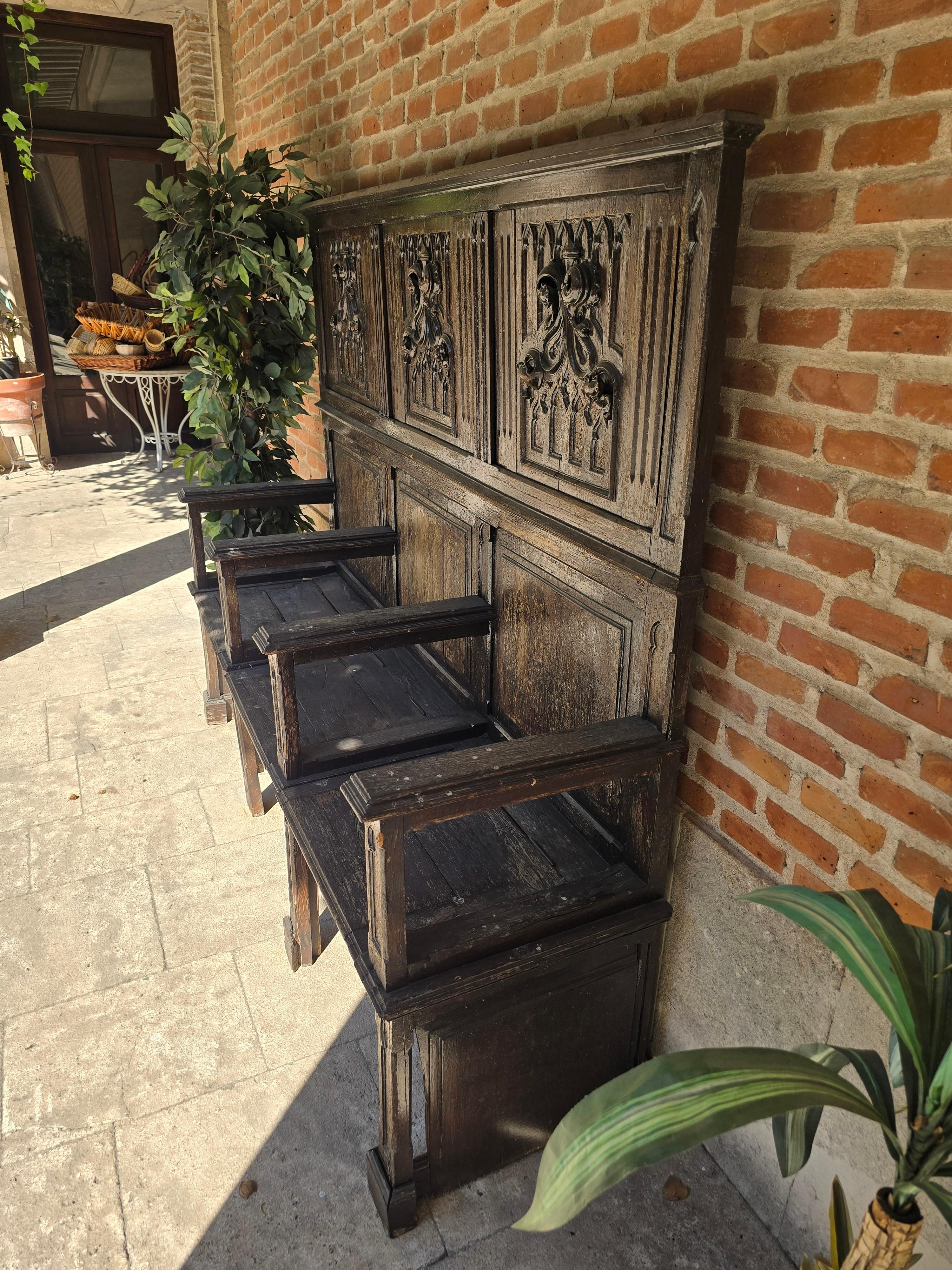 Magnífico banco neogótico de madera del siglo XIX en venta 1