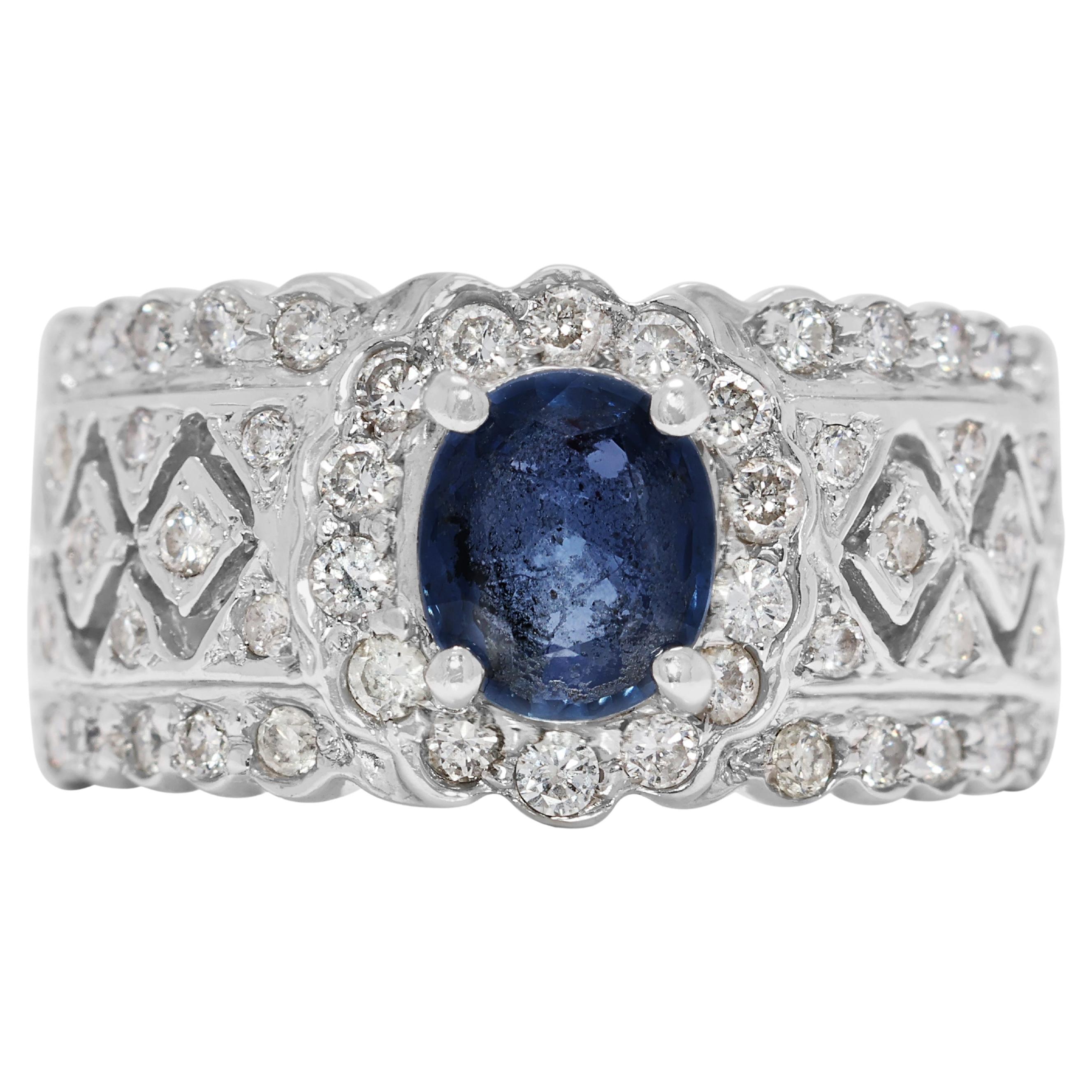 Magnifique bague en or blanc 18 carats ornée d
un saphir ovale de 1ct et d
un diamant naturel en vente