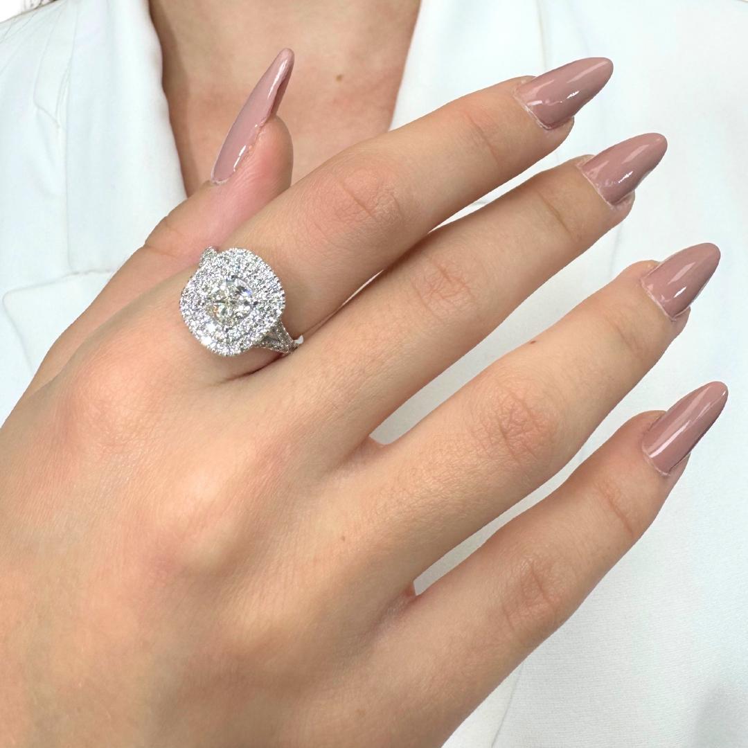 Magnifico anello a doppia aureola con 2,03 carati di diamanti in oro bianco 18 carati - certificato IGI in vendita 5