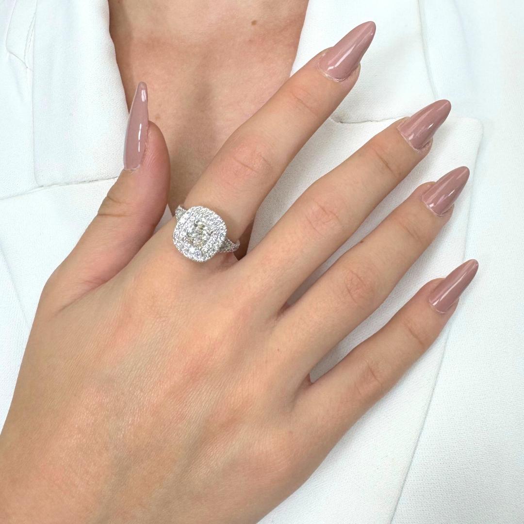 Magnifico anello a doppia aureola con 2,03 carati di diamanti in oro bianco 18 carati - certificato IGI

Lascia un'impronta duratura con questo radioso anello in oro bianco 18 carati, centrato da un diamante quadrato con taglio a cuscino da 1,01