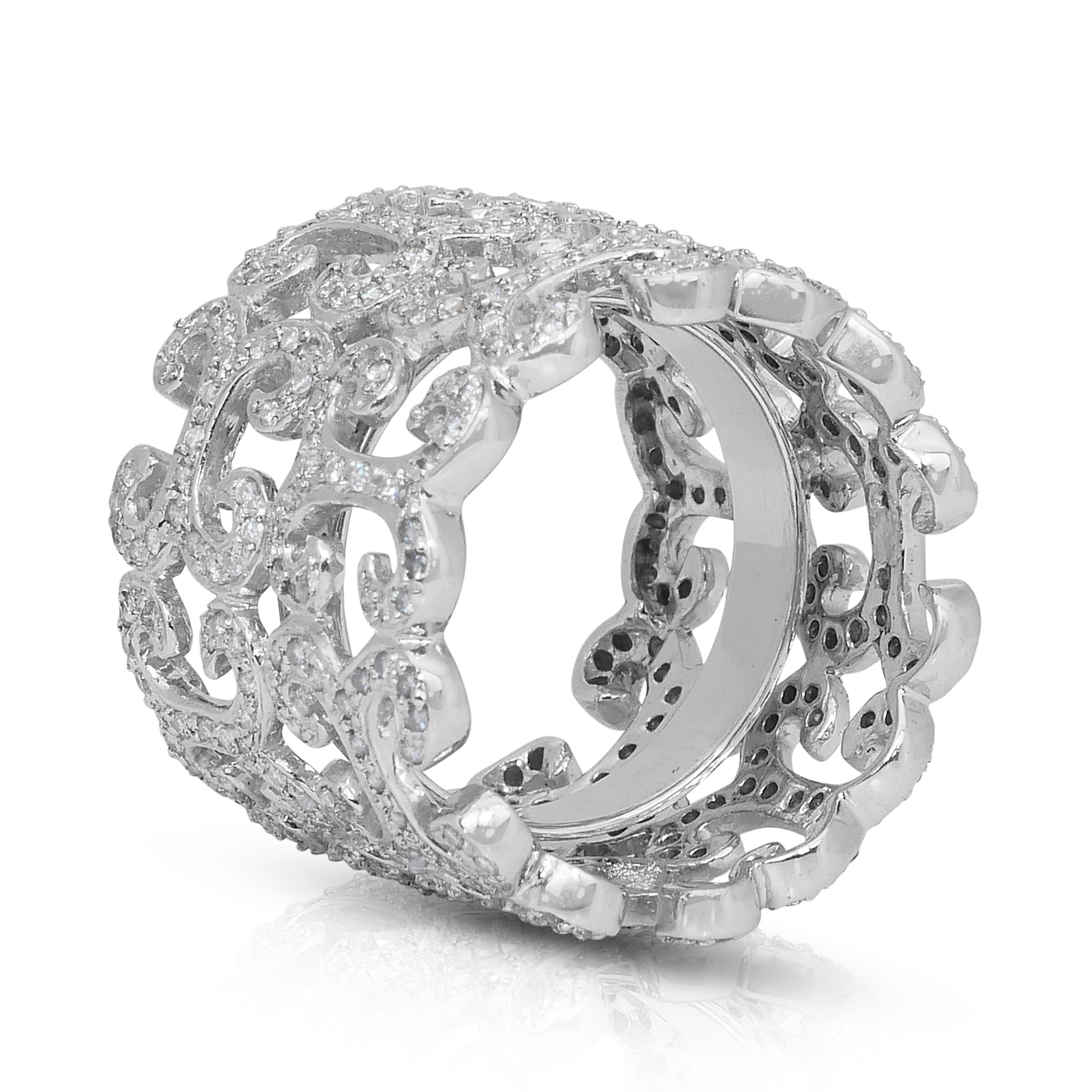 Magnifique bague en or blanc 18 carats de 2,22 ct de diamants - certifiée IGI

Véritable célébration de la brillance, cette bague en or blanc 18 carats est ornée de 350 diamants de taille ronde totalisant 2,22 ct. Chaque pierre est méticuleusement