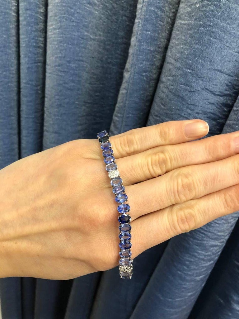 Magnificent 24,25 Ct Blue Sapphire Diamond White Gold Tennis Bracelet for Her In New Condition For Sale In Montreux, CH