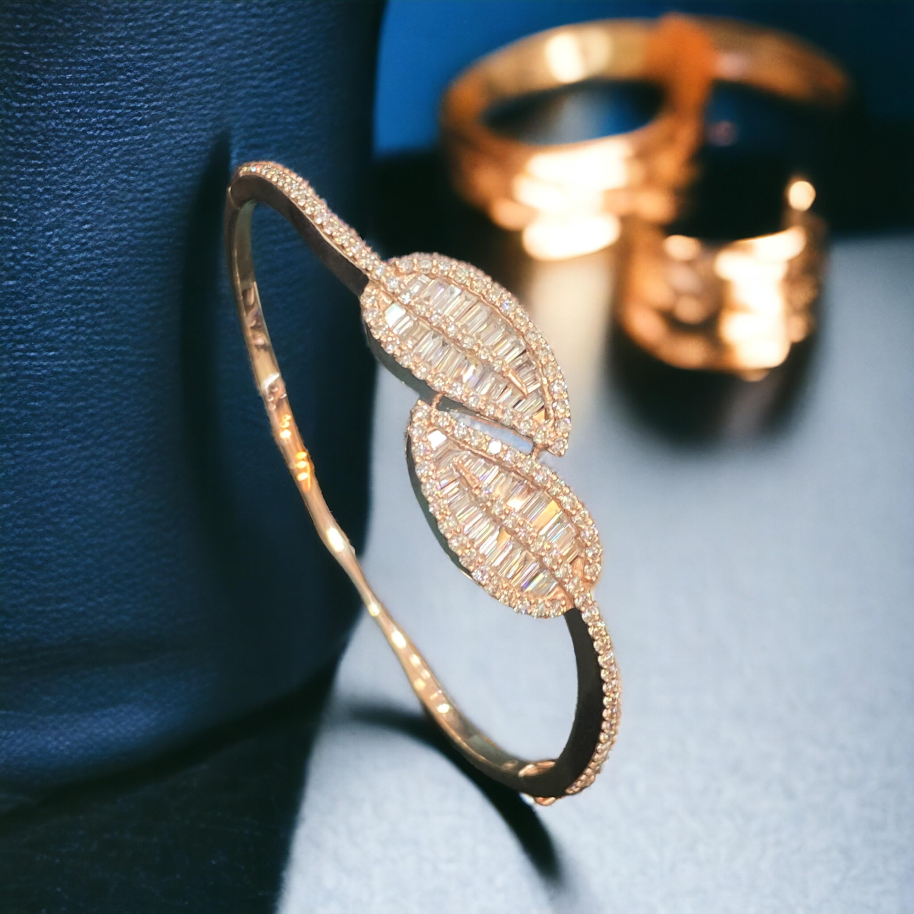 Taglio rotondo Magnifico bracciale a foglie con diamanti rotondi a forma di baguette da 2,44 carati F/VS1 in oro 14K in vendita