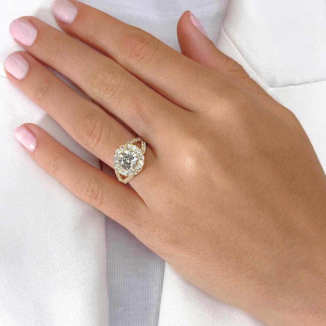 Magnificent 2.49ct Diamonds Halo Ring in 18k Yellow Gold - IGI Certified

Radiating elegance from every angle, this stunning diamond ring showcases a commanding 1.54ct round brilliant center diamond. Set in rich 18K yellow gold, the ring is adorned