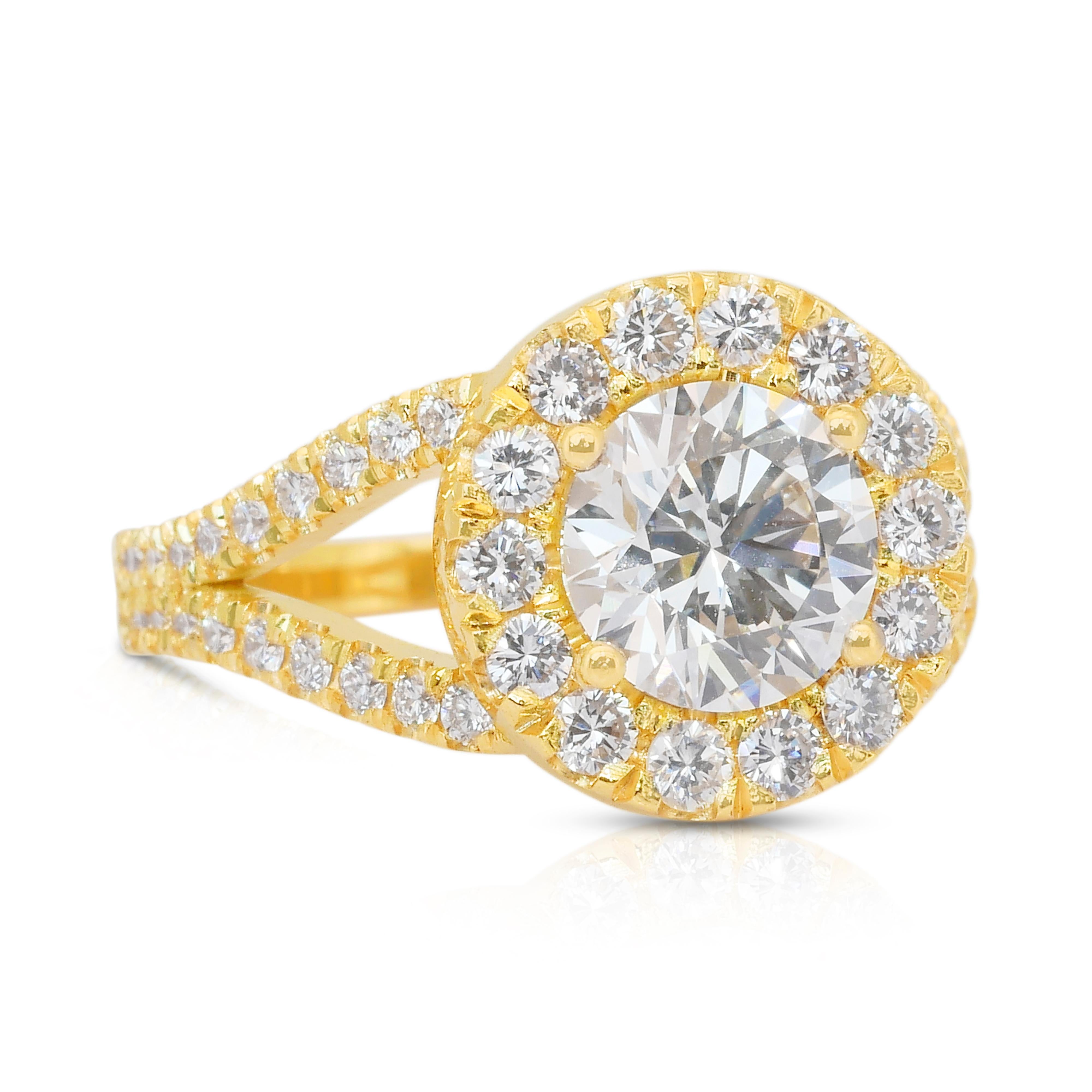 Magnificent 2.49ct Diamonds Halo Ring in 18k Yellow Gold - IGI Certified (Rundschliff) im Angebot