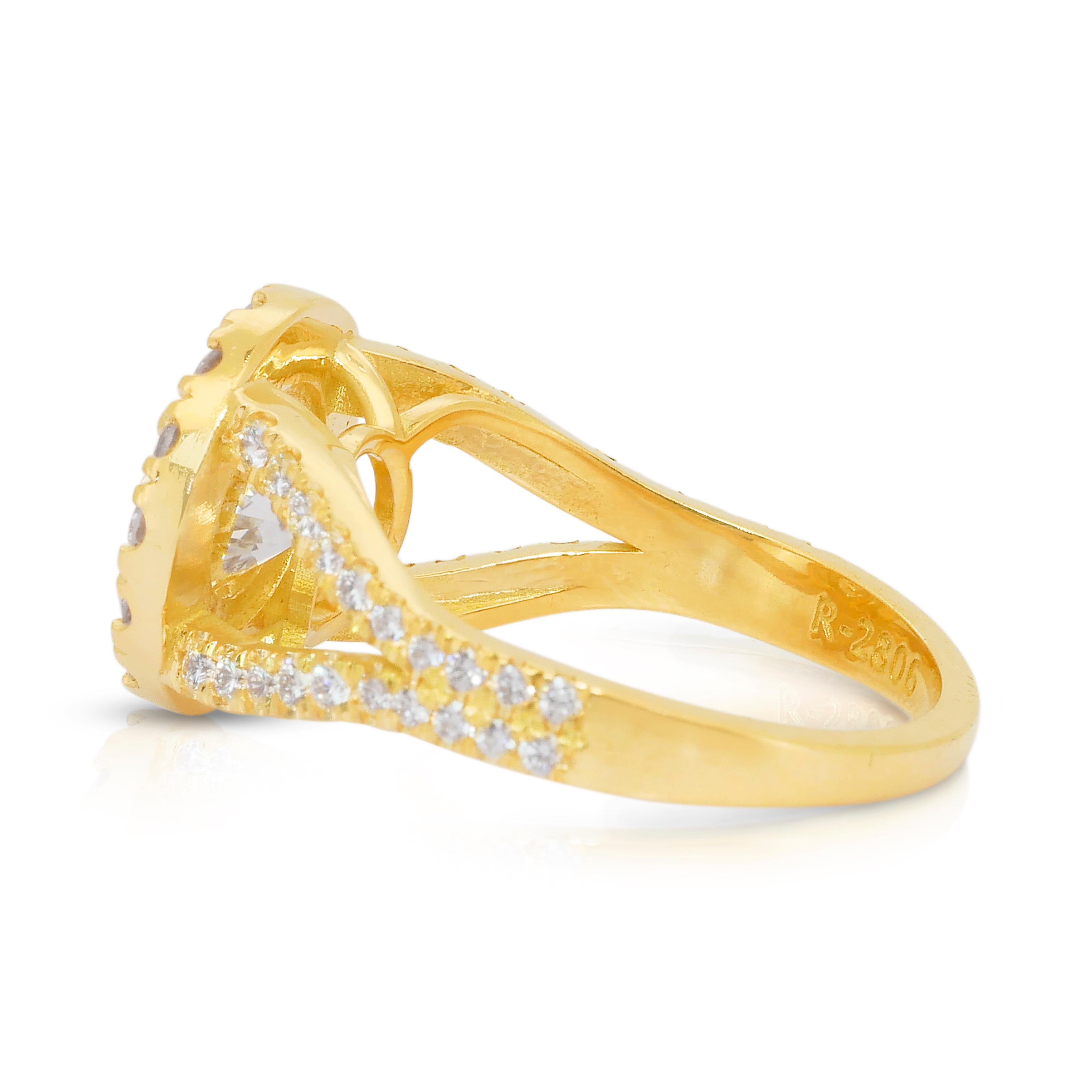 Magnificent 2.49ct Diamonds Halo Ring in 18k Yellow Gold - IGI Certified im Angebot 1