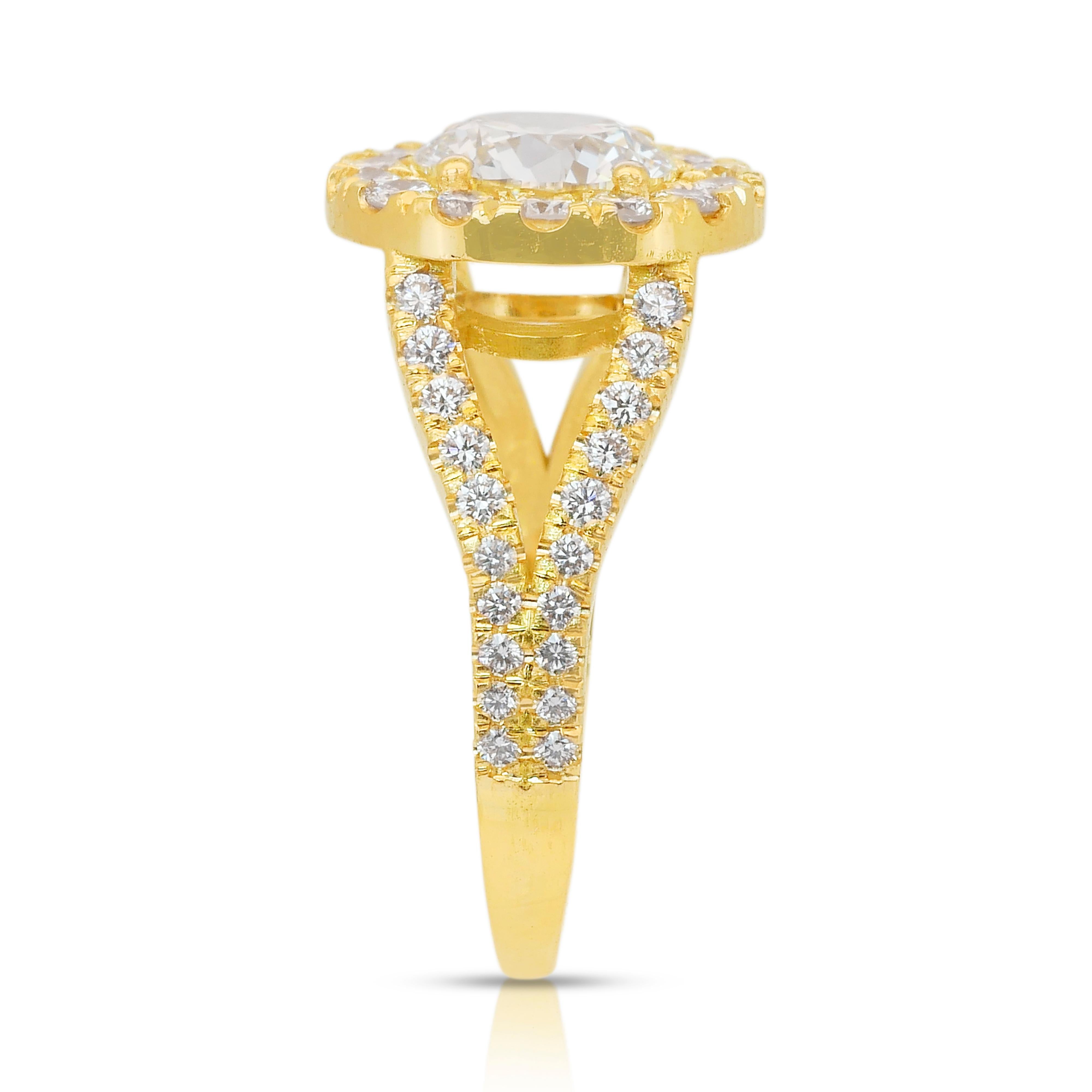 Magnificent 2.49ct Diamonds Halo Ring in 18k Yellow Gold - IGI Certified im Angebot 2