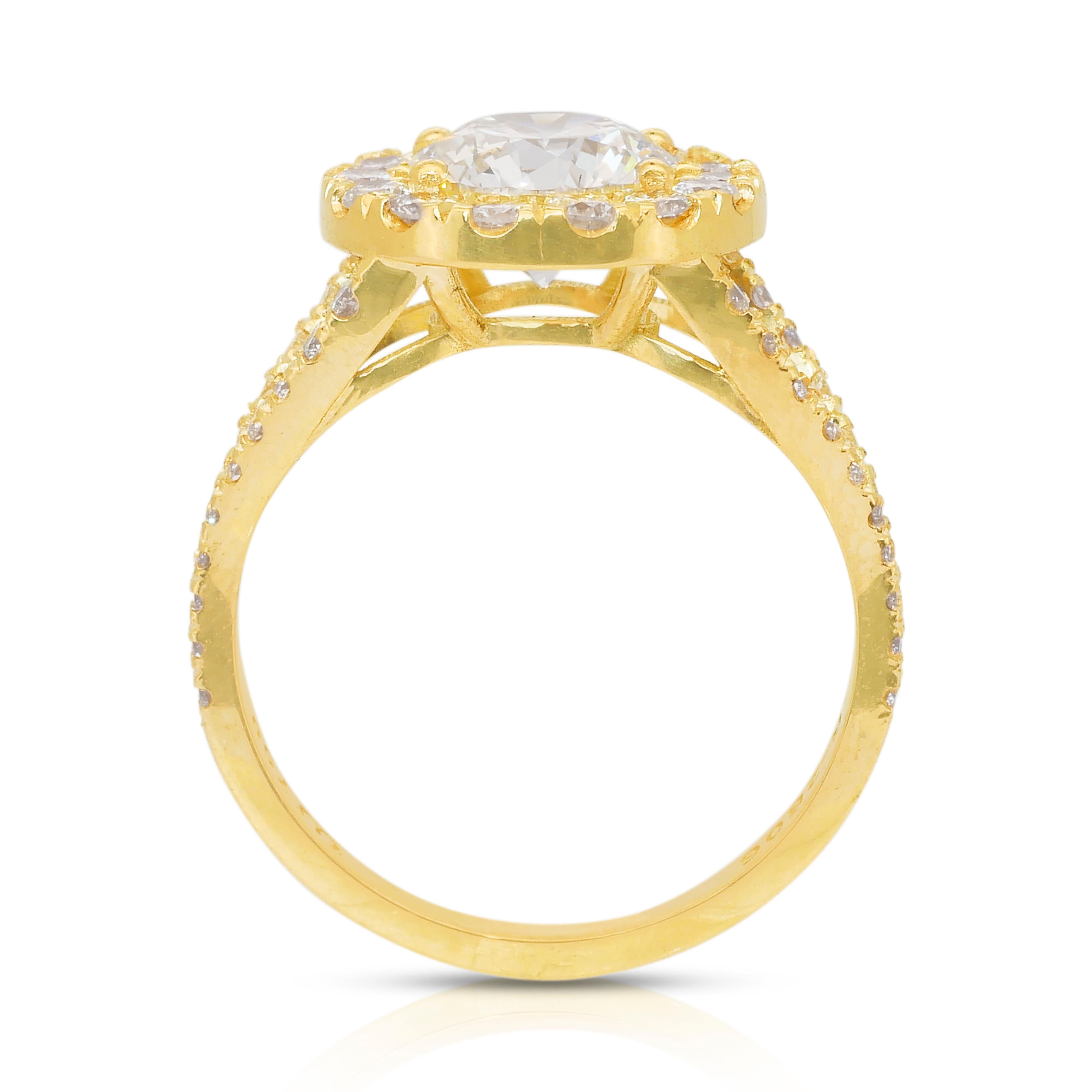 Magnificent 2.49ct Diamonds Halo Ring in 18k Yellow Gold - IGI Certified im Angebot 4