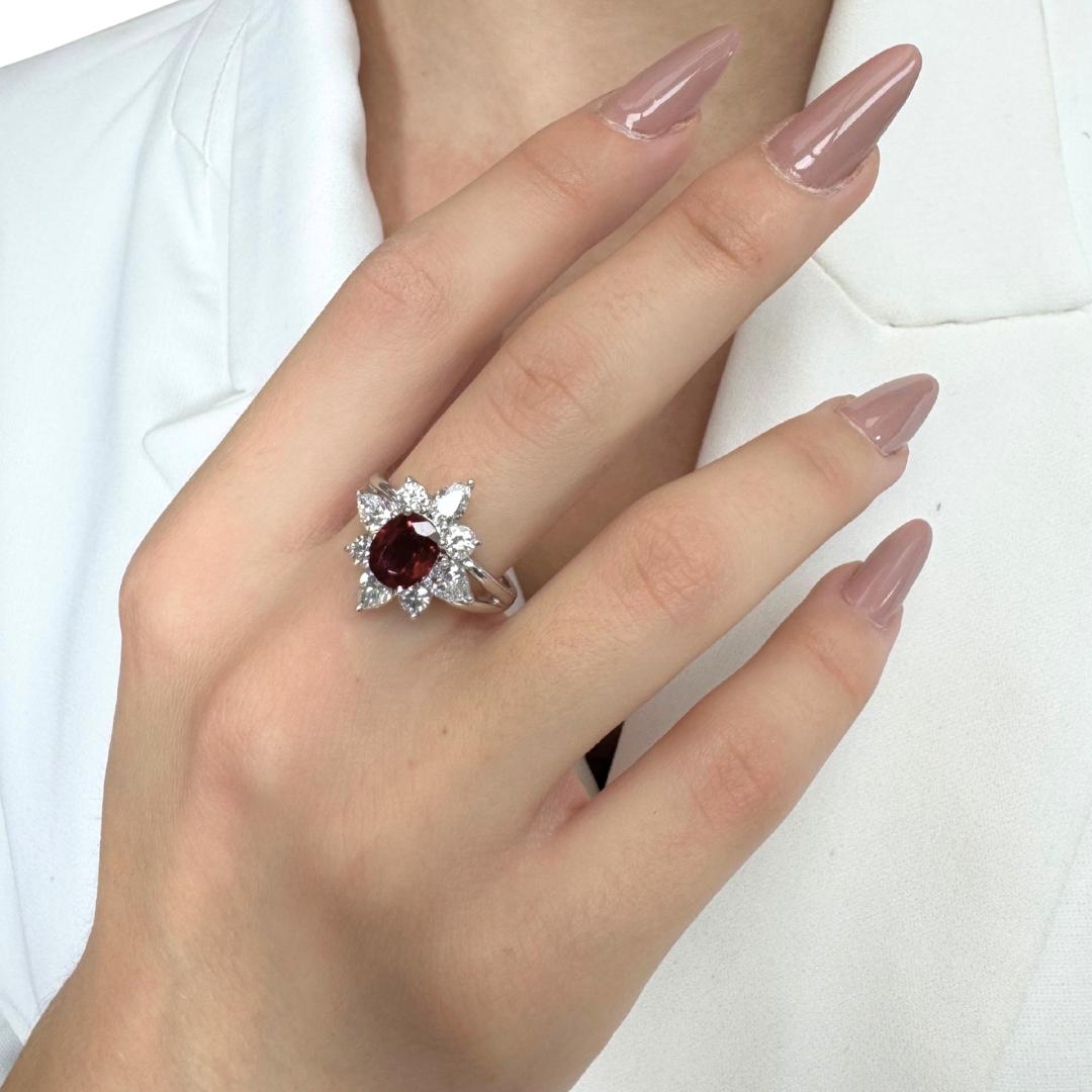 Magnifico anello con rubino e diamanti a forma di fiore da 2,61 carati in oro bianco 18 carati in vendita 5