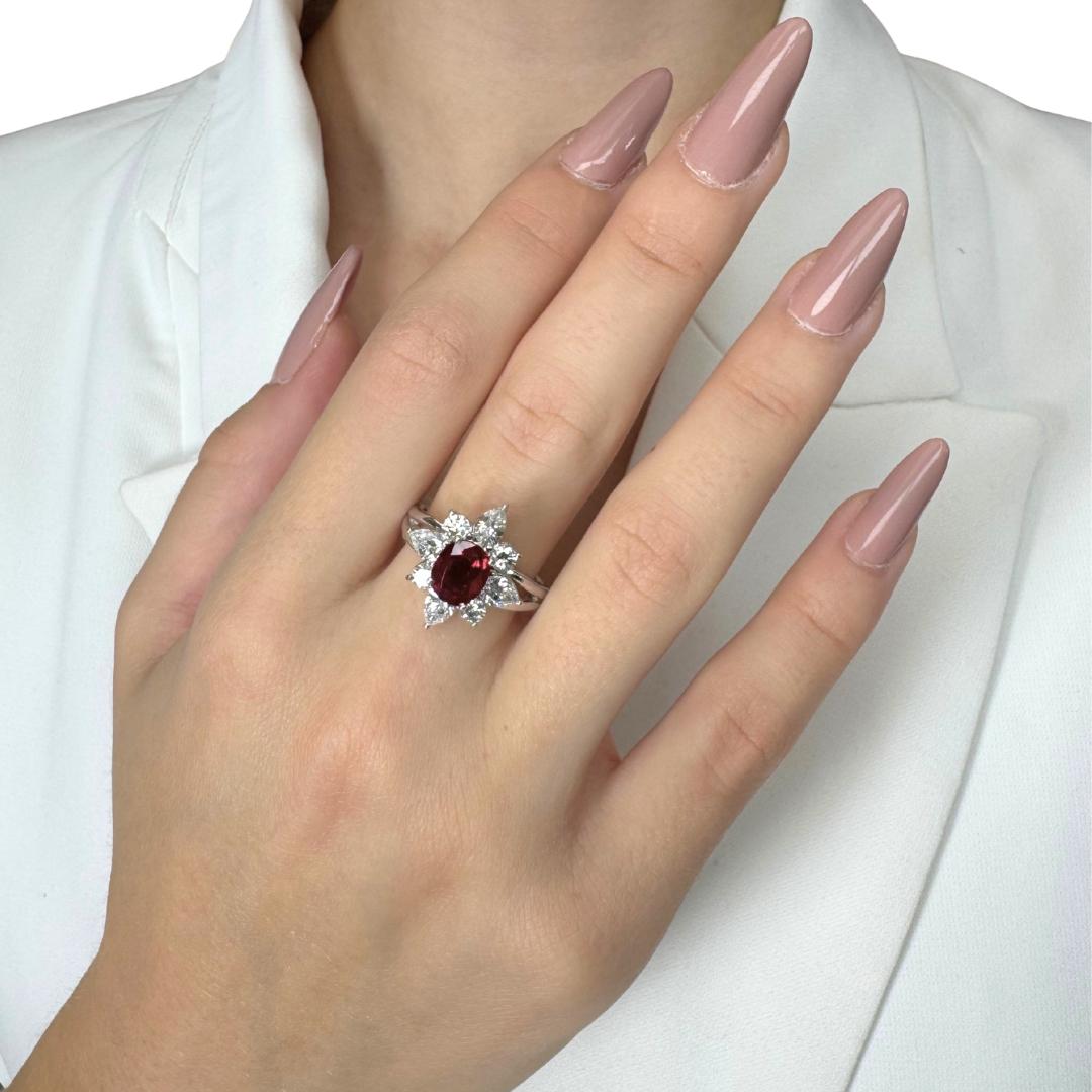 Magnifico anello a forma di fiore con rubino e diamanti da 2,61 carati in oro bianco 18 carati - Certificato IGI

Questo anello in oro bianco 18 carati presenta un affascinante rubino ovale da 1,70 carati in una profonda e romantica tonalità rossa.
