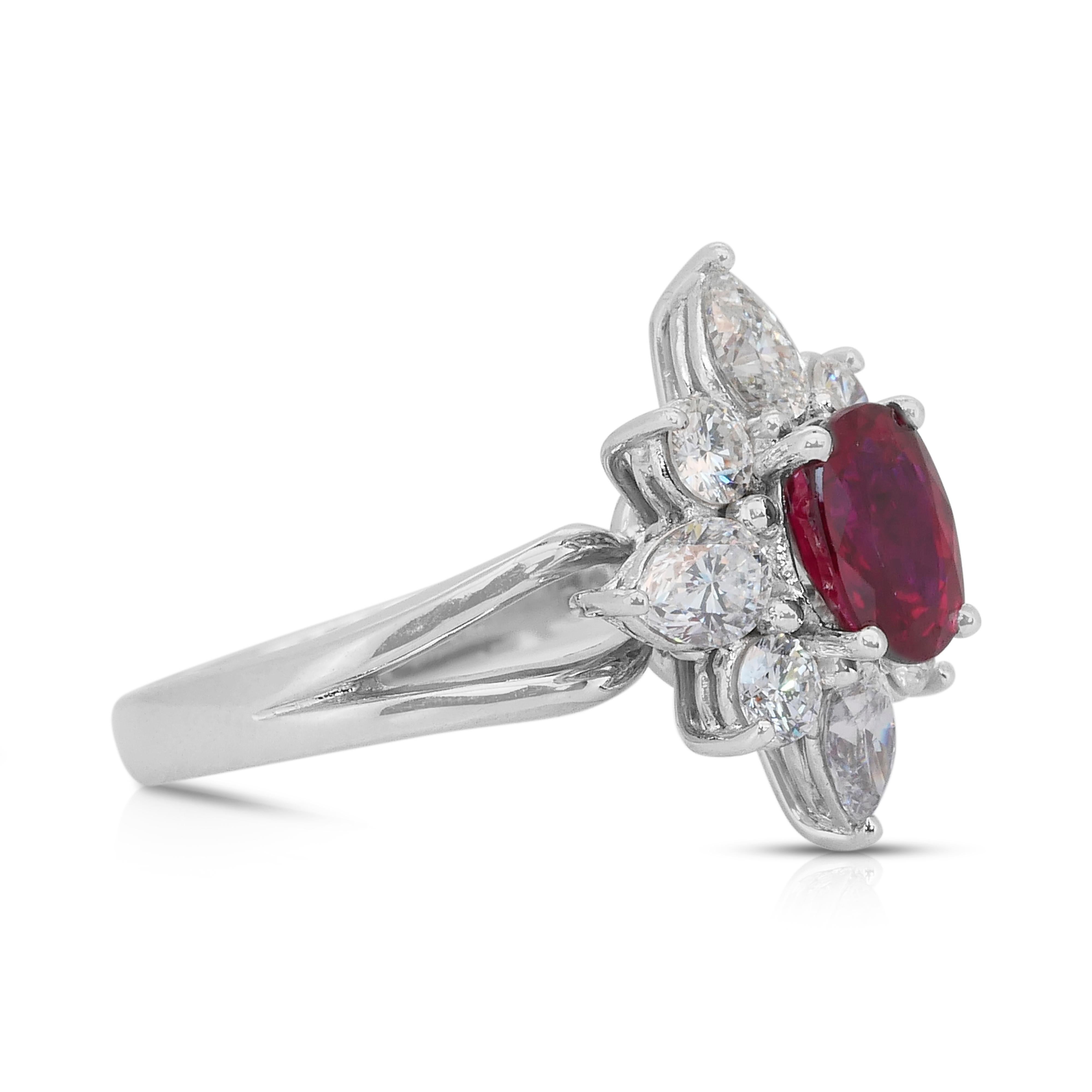 Taglio ovale Magnifico anello con rubino e diamanti a forma di fiore da 2,61 carati in oro bianco 18 carati in vendita