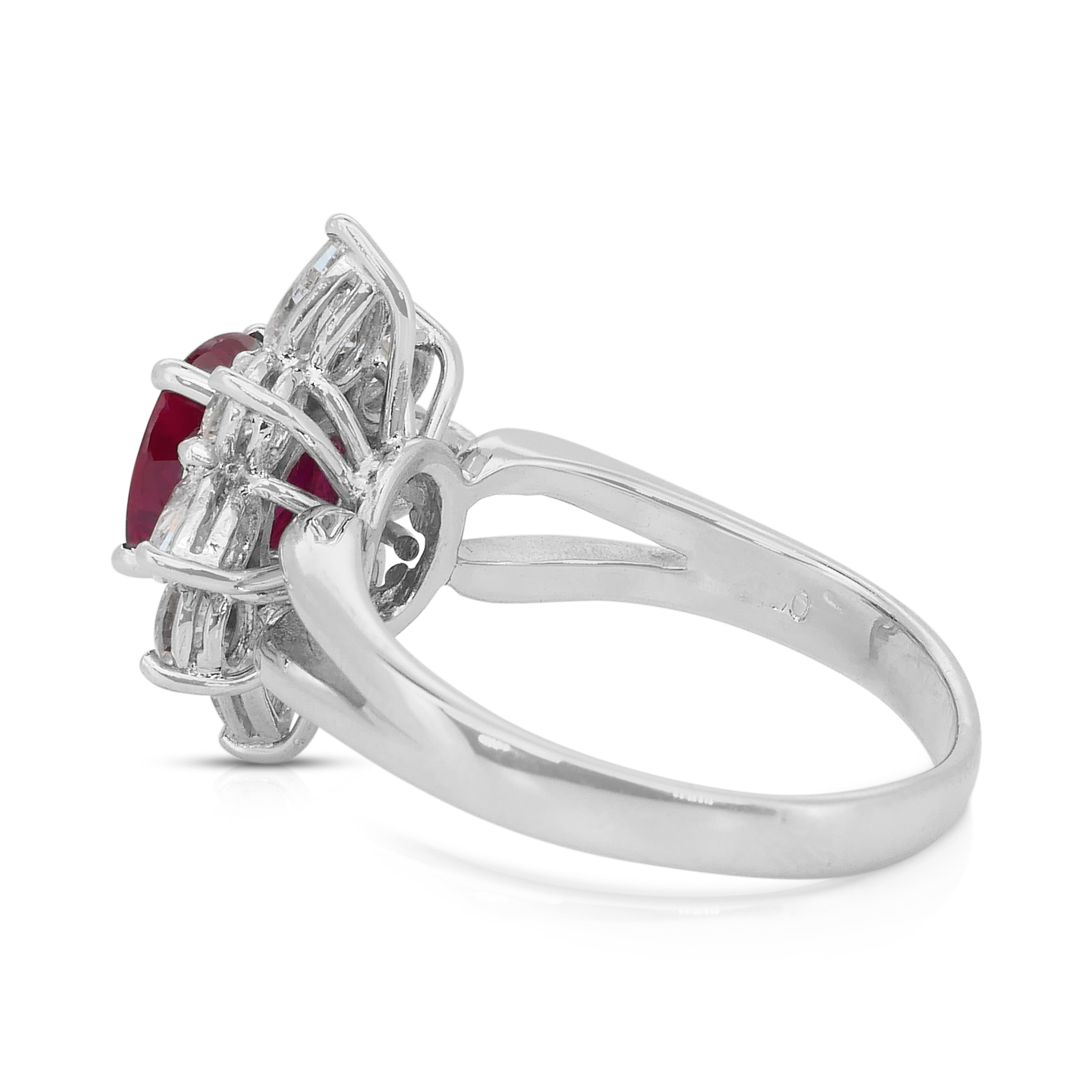 Magnifico anello con rubino e diamanti a forma di fiore da 2,61 carati in oro bianco 18 carati In condizioni Nuovo in vendita a רמת גן, IL