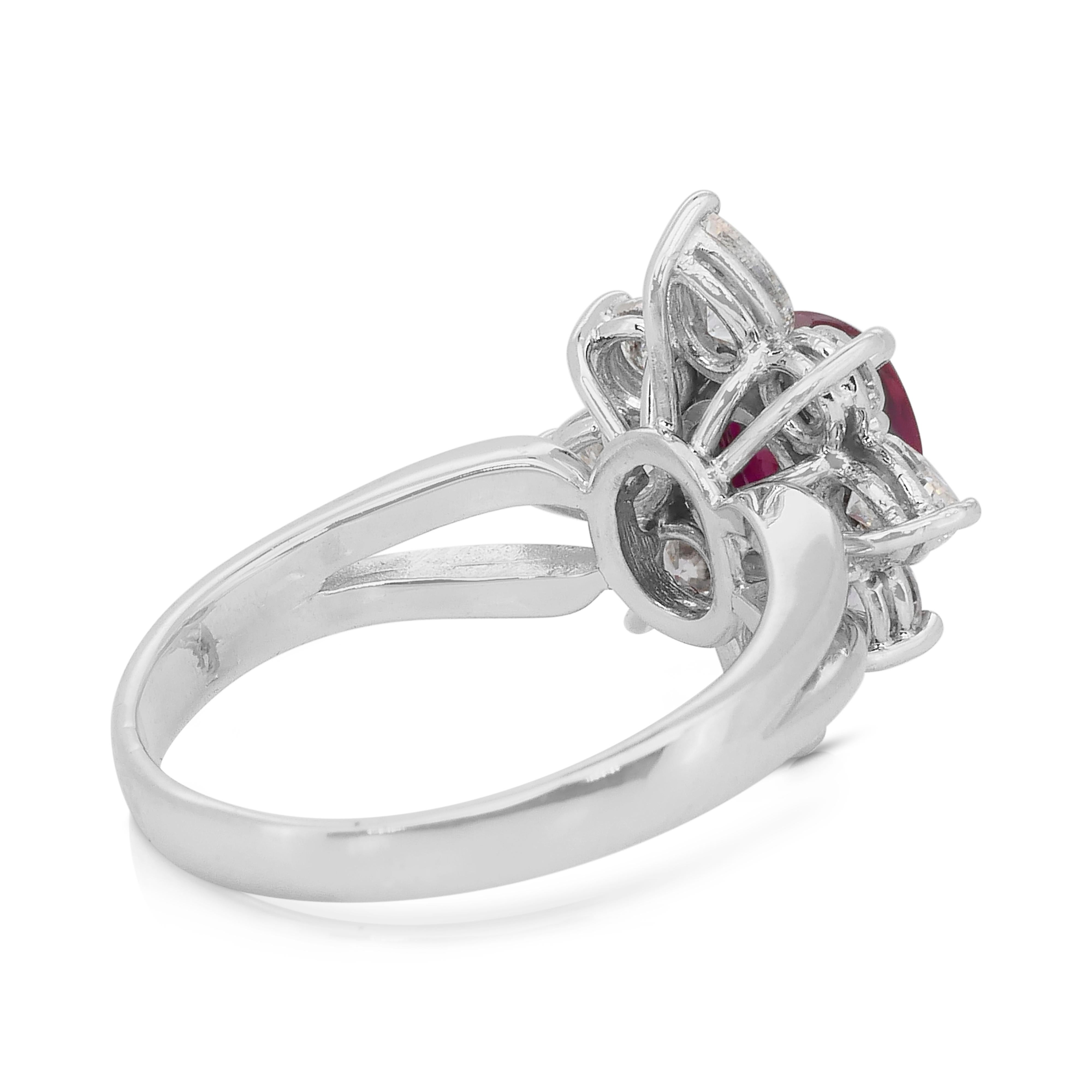 Magnifico anello con rubino e diamanti a forma di fiore da 2,61 carati in oro bianco 18 carati in vendita 1