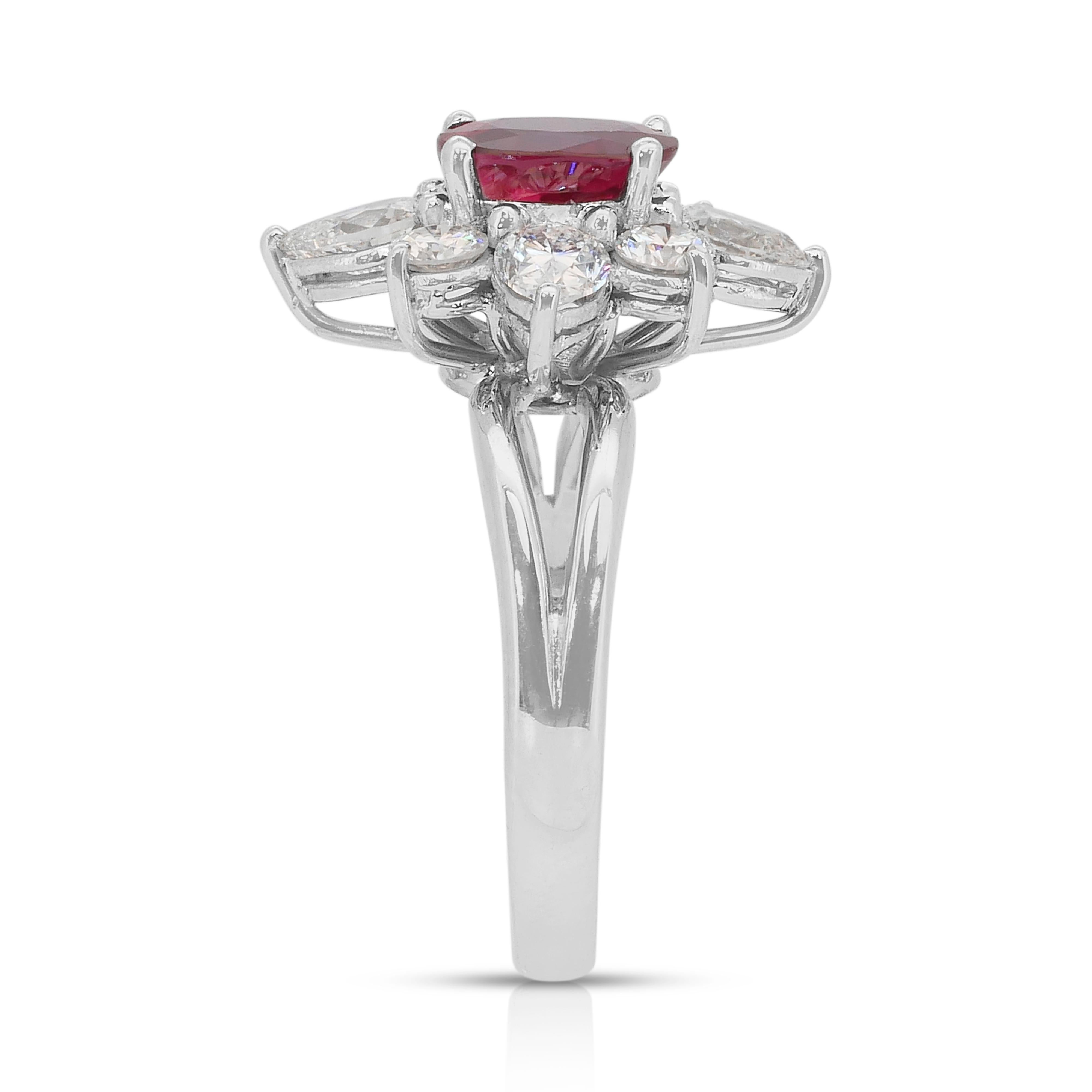 Magnifico anello con rubino e diamanti a forma di fiore da 2,61 carati in oro bianco 18 carati in vendita 2
