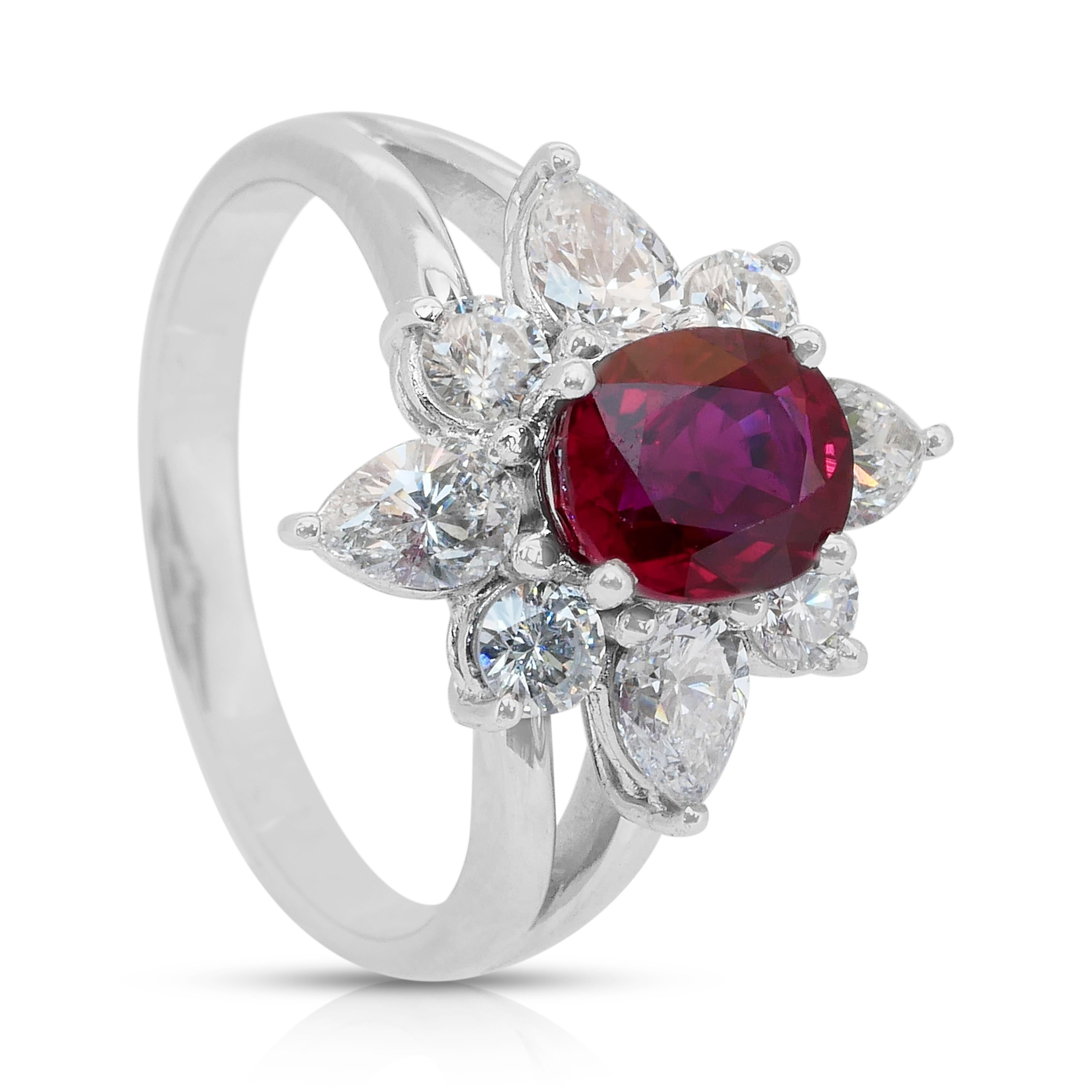 Magnifico anello con rubino e diamanti a forma di fiore da 2,61 carati in oro bianco 18 carati in vendita 3