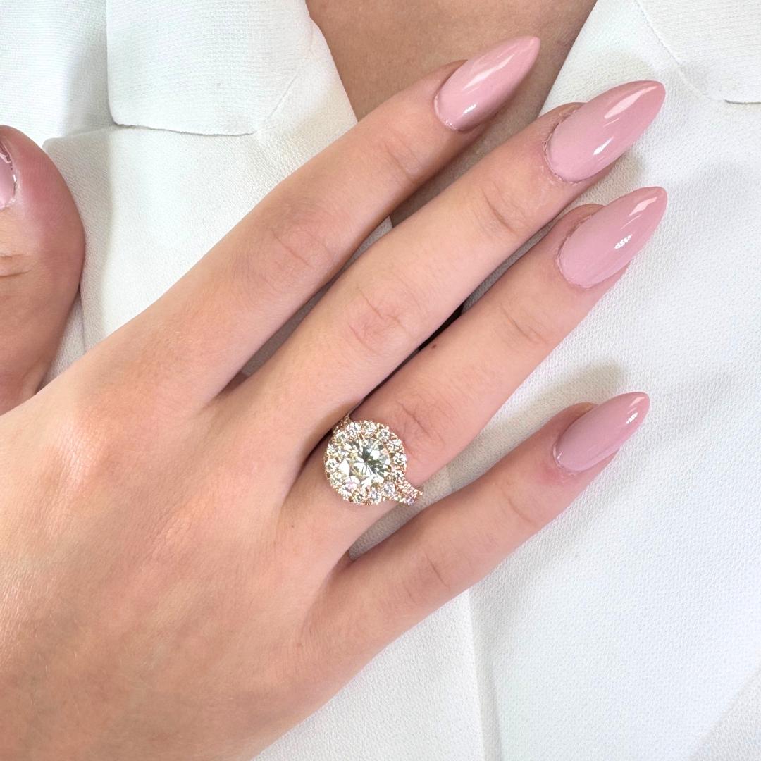 Magnífico Anillo Halo de Diamantes de 2,66 ct en Oro Rosa de 18k - Certificado IGI

Exuda elegancia atemporal con este impresionante anillo de diamantes con halo de oro rosa de 18 quilates, diseñado para cautivar desde todos los ángulos. La pieza