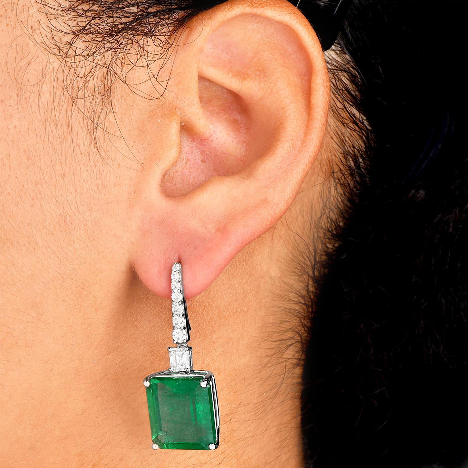 Prächtige 27,75 Karat Smaragd-Diamant-Tropfen-Ohrringe aus 18k Gold (Retro) im Angebot