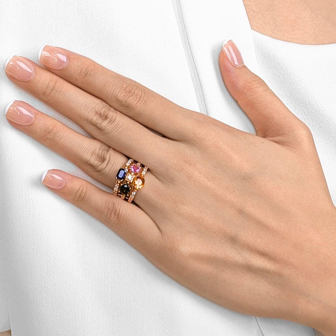 Célébrez la couleur et l'éclat avec cette bague vibrante, mettant en valeur 4 saphirs de forme mixte totalisant 2,38 ct, chacun brillant de sa propre teinte unique. Les saphirs sont rehaussés de 21 diamants ronds naturels de taille brillant (0,45