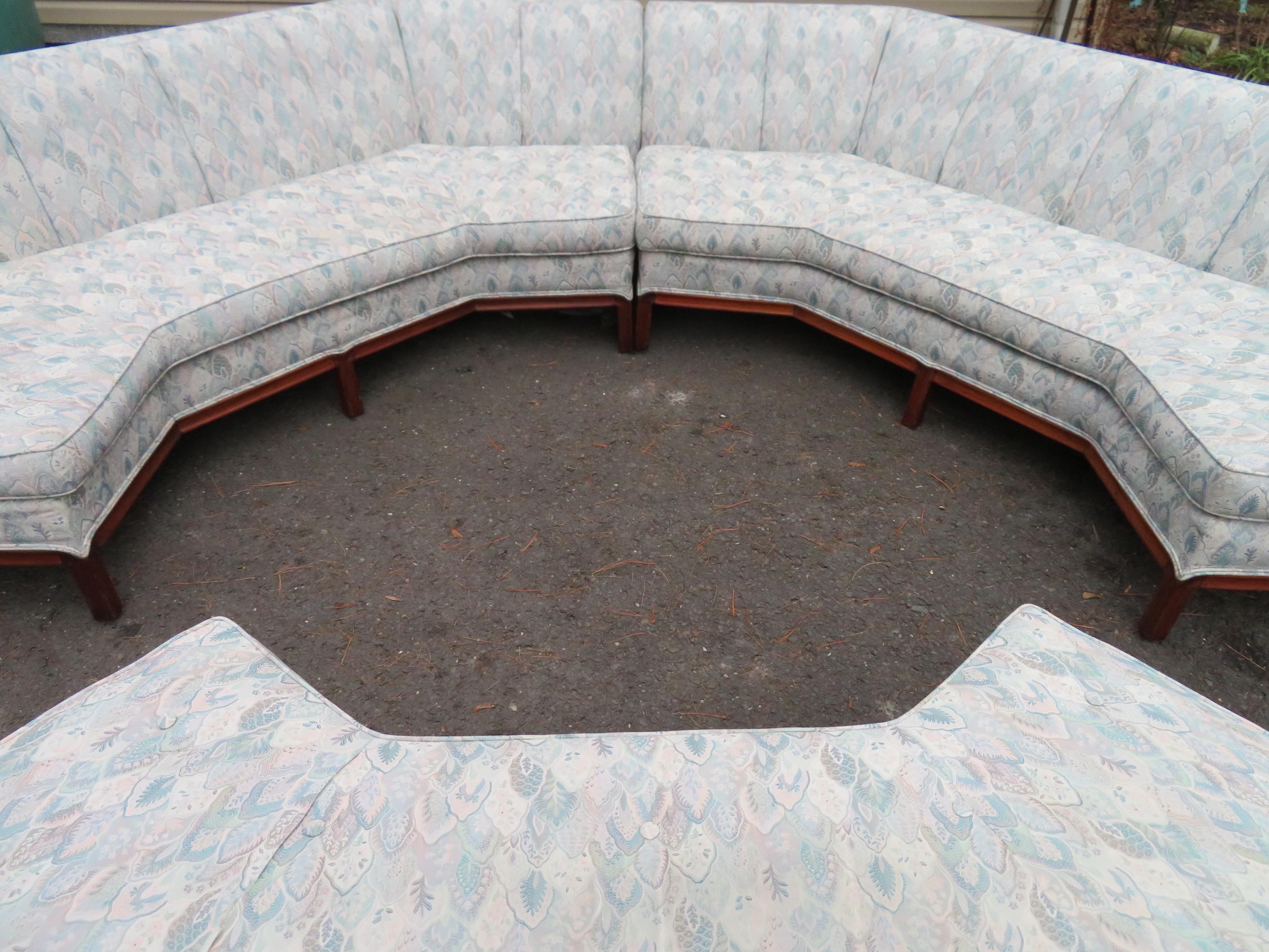 Prächtige 3-teilige achteckige Sofa-Sektionsbank mit achteckiger Sitzbank, Mid-Century Modern im Zustand „Gut“ im Angebot in Pemberton, NJ