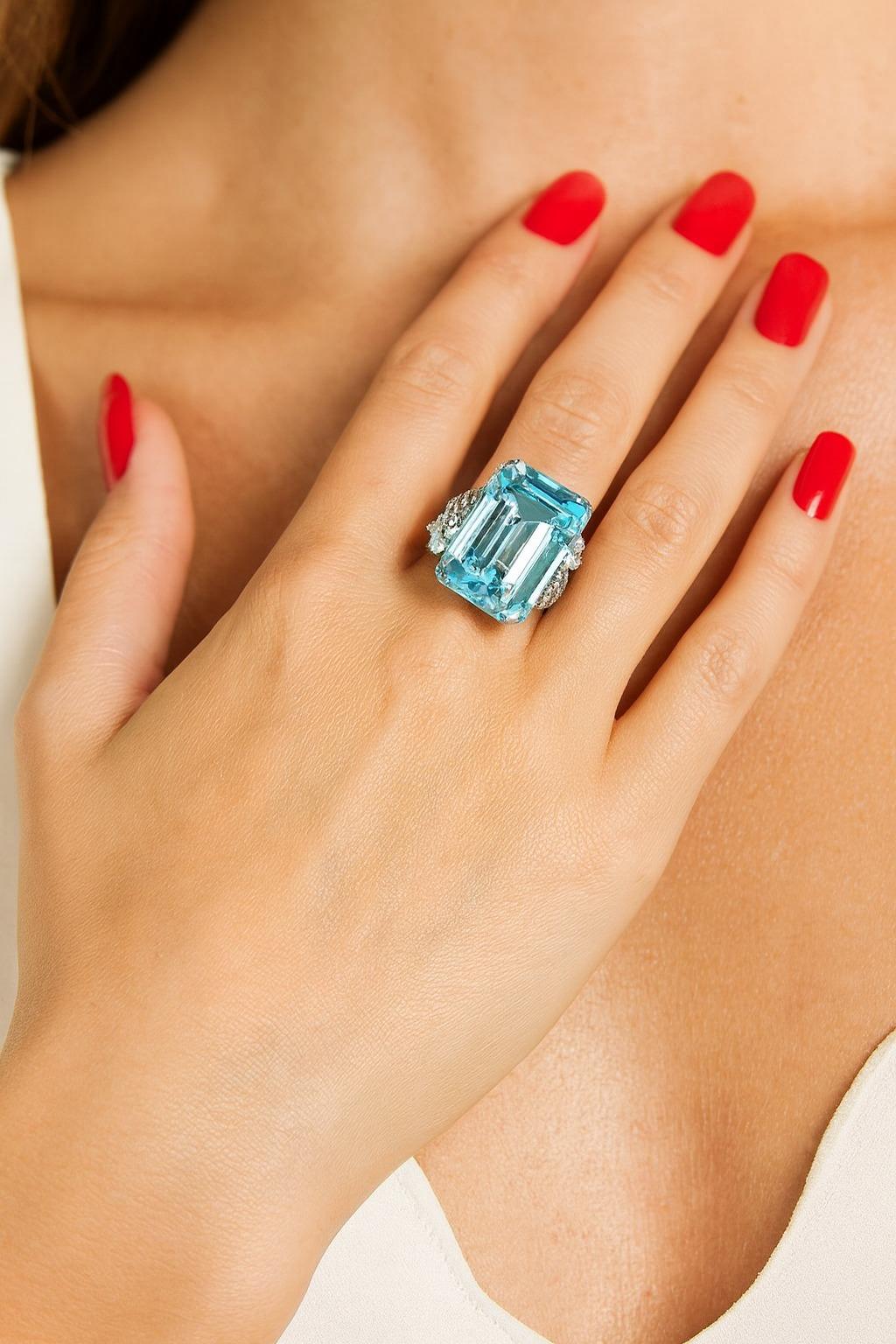 Taglio smeraldo Magnifico anello da cocktail in platino con acquamarina e diamanti da 30 carati in vendita