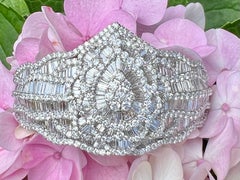 Magnificent 30 Carat Diamond 18 Karat White Gold Pear Shaped Bangle Bracelet