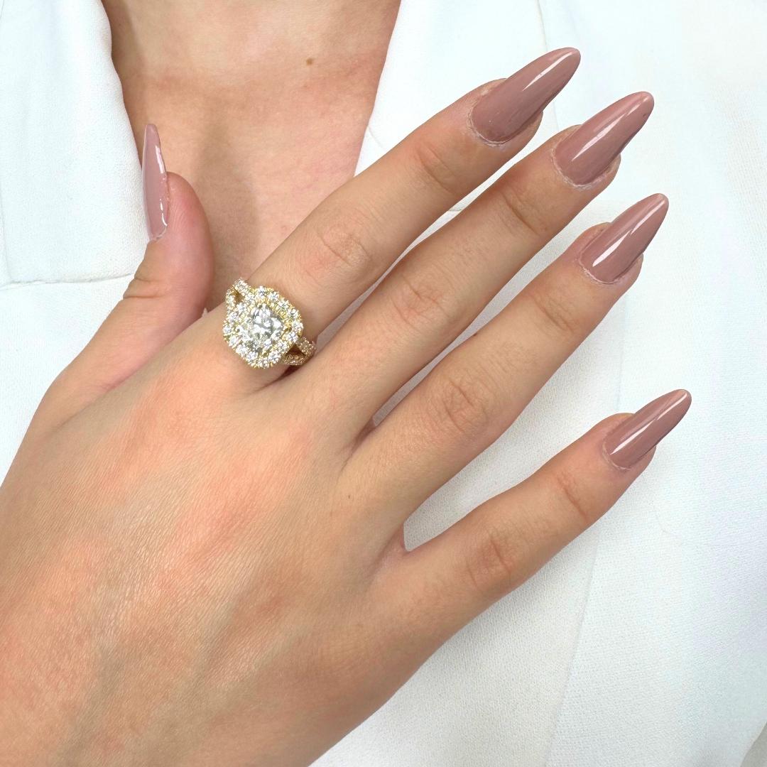 Magnífico Anillo de Cóctel de Diamantes de 3.03ct en Oro Amarillo de 18k - Certificado IGI

Este glamuroso anillo de oro amarillo de 18 quilates es una celebración del brillo y la elegancia. En su centro, un llamativo diamante talla cojín de 2,01 ct