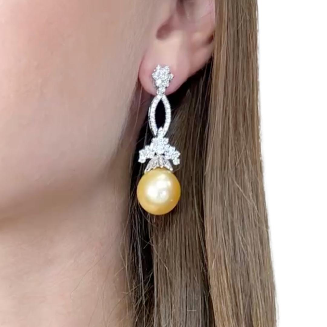 Magnifique Pendants d'oreilles en or blanc 14k avec perles d'eau salée et diamants de 32.09ct - IGI Certified

Opulentes et accrocheuses, ces boucles d'oreilles pendantes en or blanc 14 carats présentent deux magnifiques perles d'eau salée, dont le
