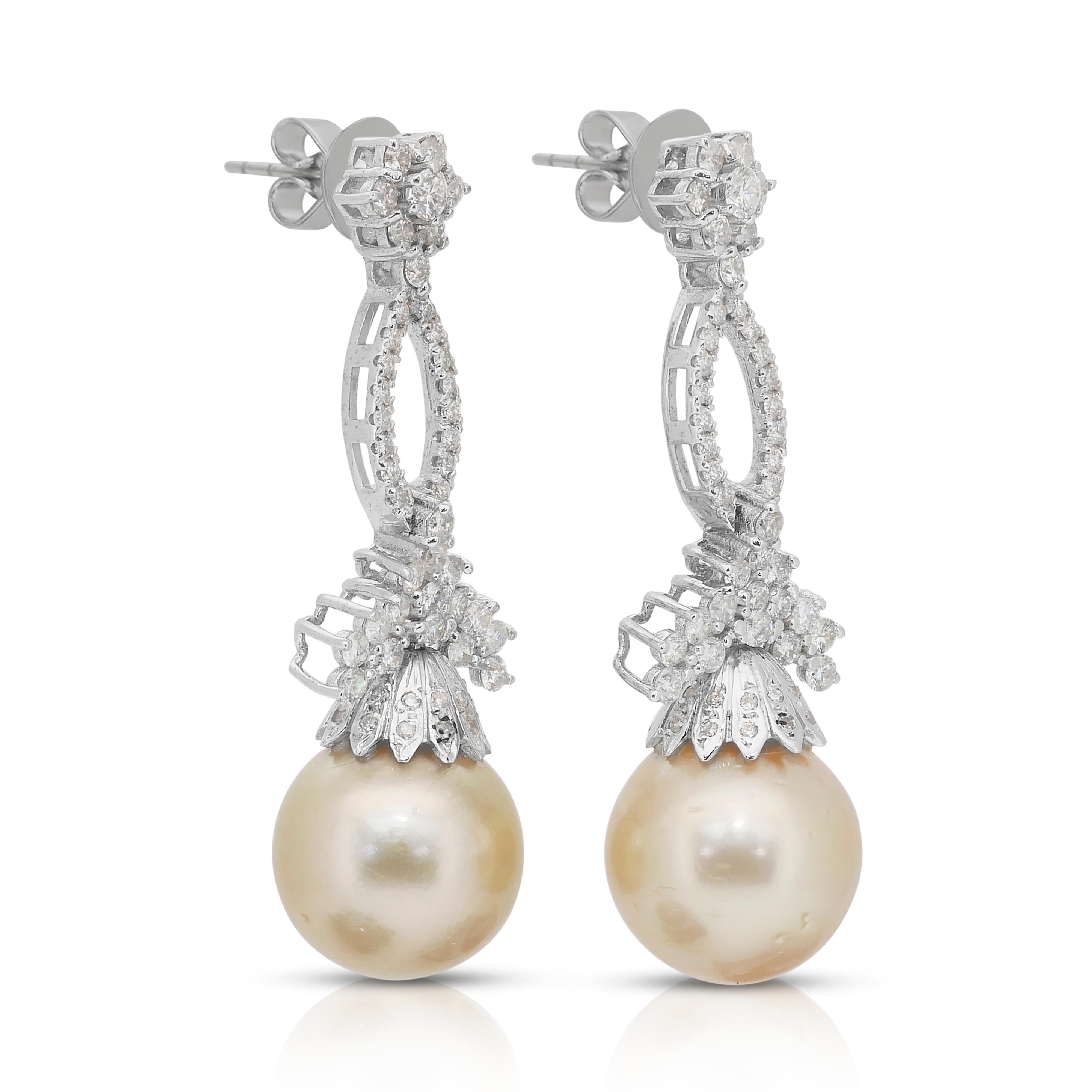 Taille ronde Magnifiques boucles d'oreilles pendantes en perles d'eau salée et diamants de 32.09ct en vente