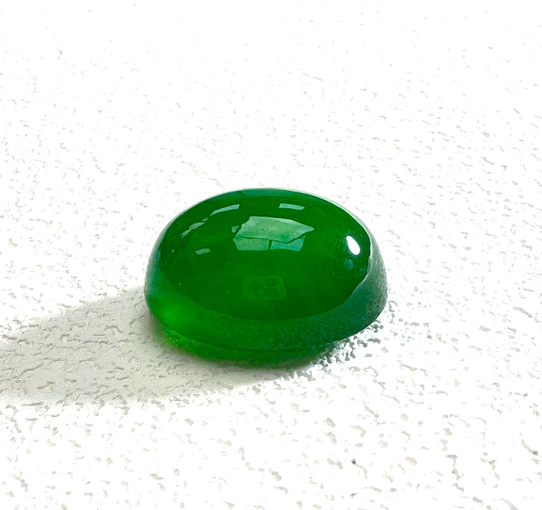 Magnifique pierre de jade de 35,67ct - Certifiée IGI en vente 1