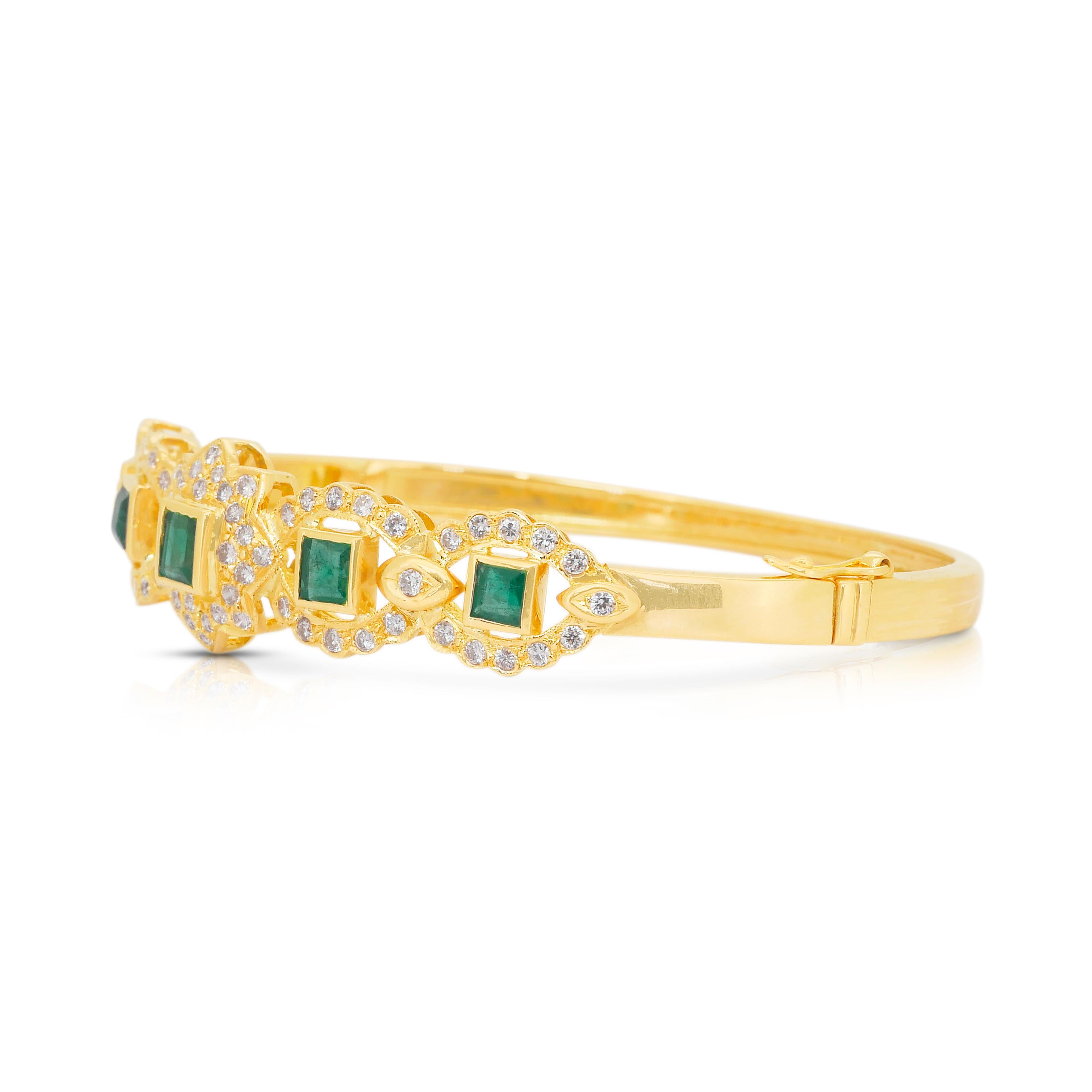Magnificent 3.62ct Emeralds and Diamonds Bracelet in 18k Yellow Gold In New Condition For Sale In רמת גן, IL