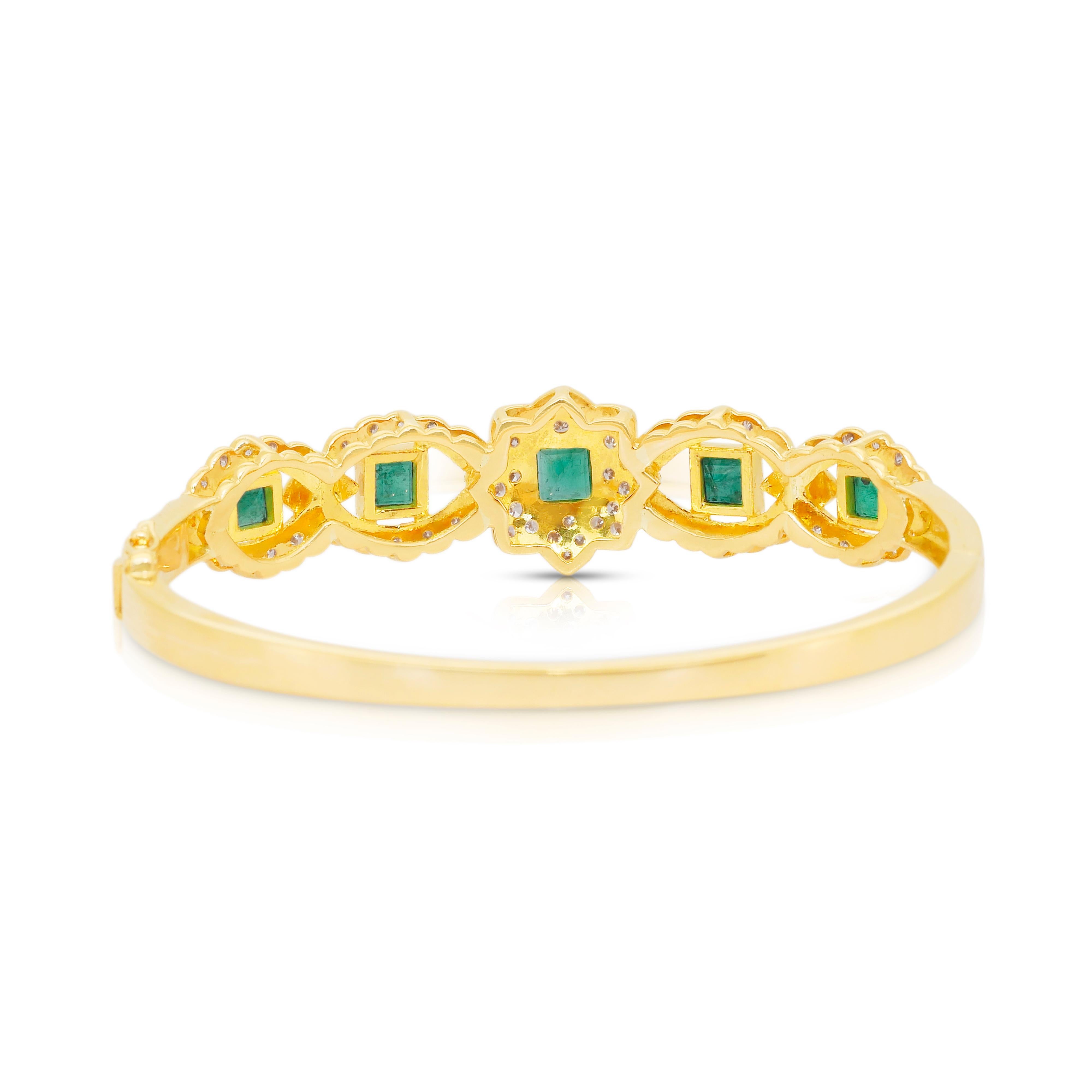 Magnificent 3.62ct Emeralds and Diamonds Bracelet in 18k Yellow Gold For Sale 3