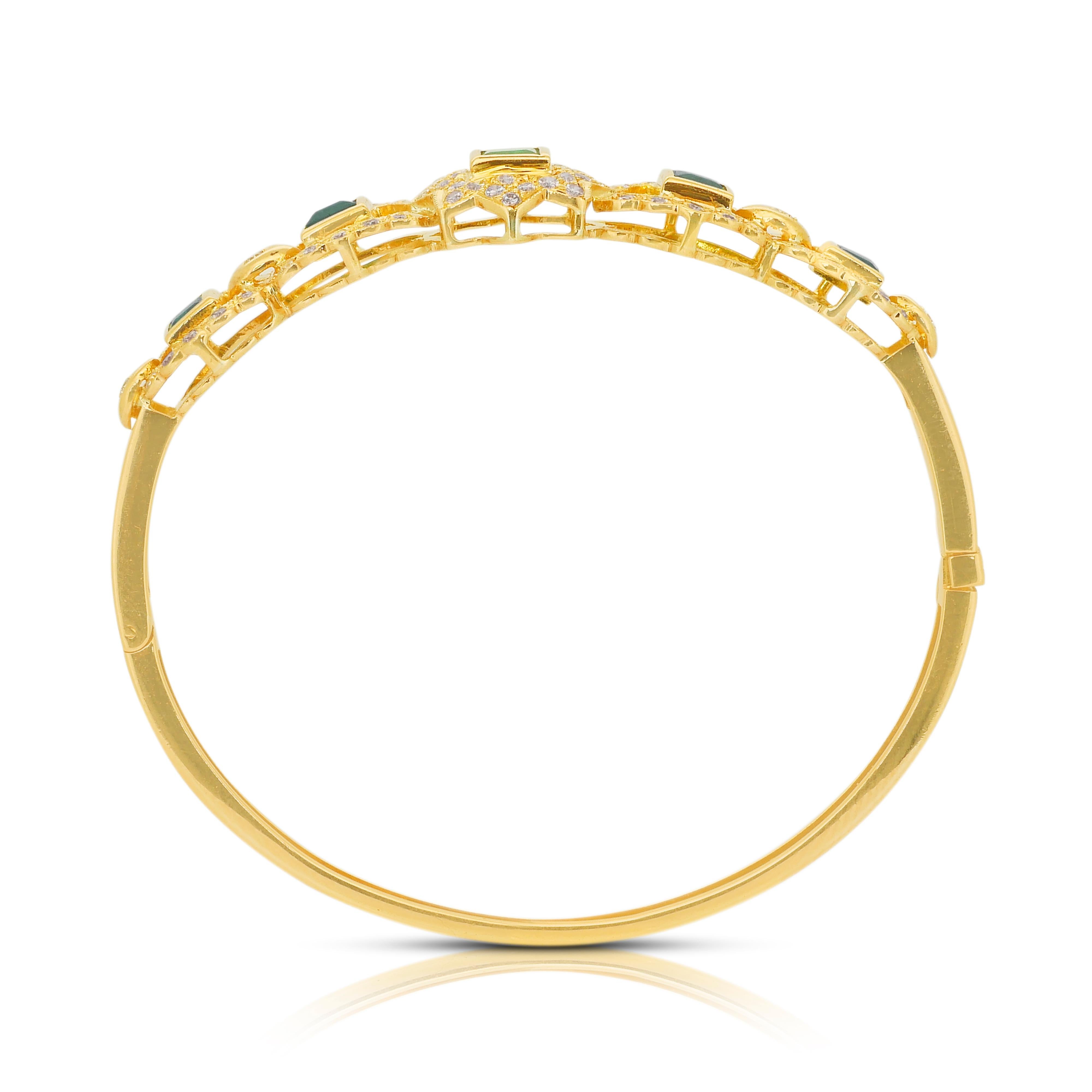 Magnificent 3.62ct Emeralds and Diamonds Bracelet in 18k Yellow Gold For Sale 4