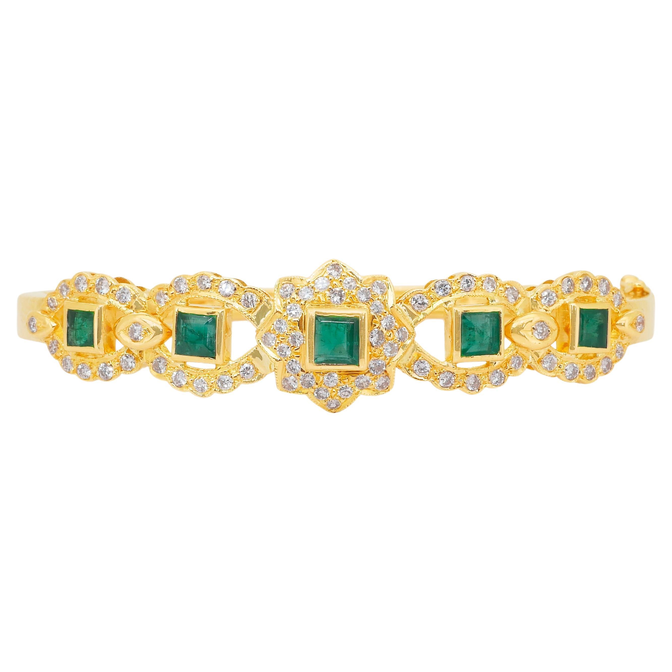 Magnificent 3.62ct Emeralds and Diamonds Bracelet in 18k Yellow Gold For Sale