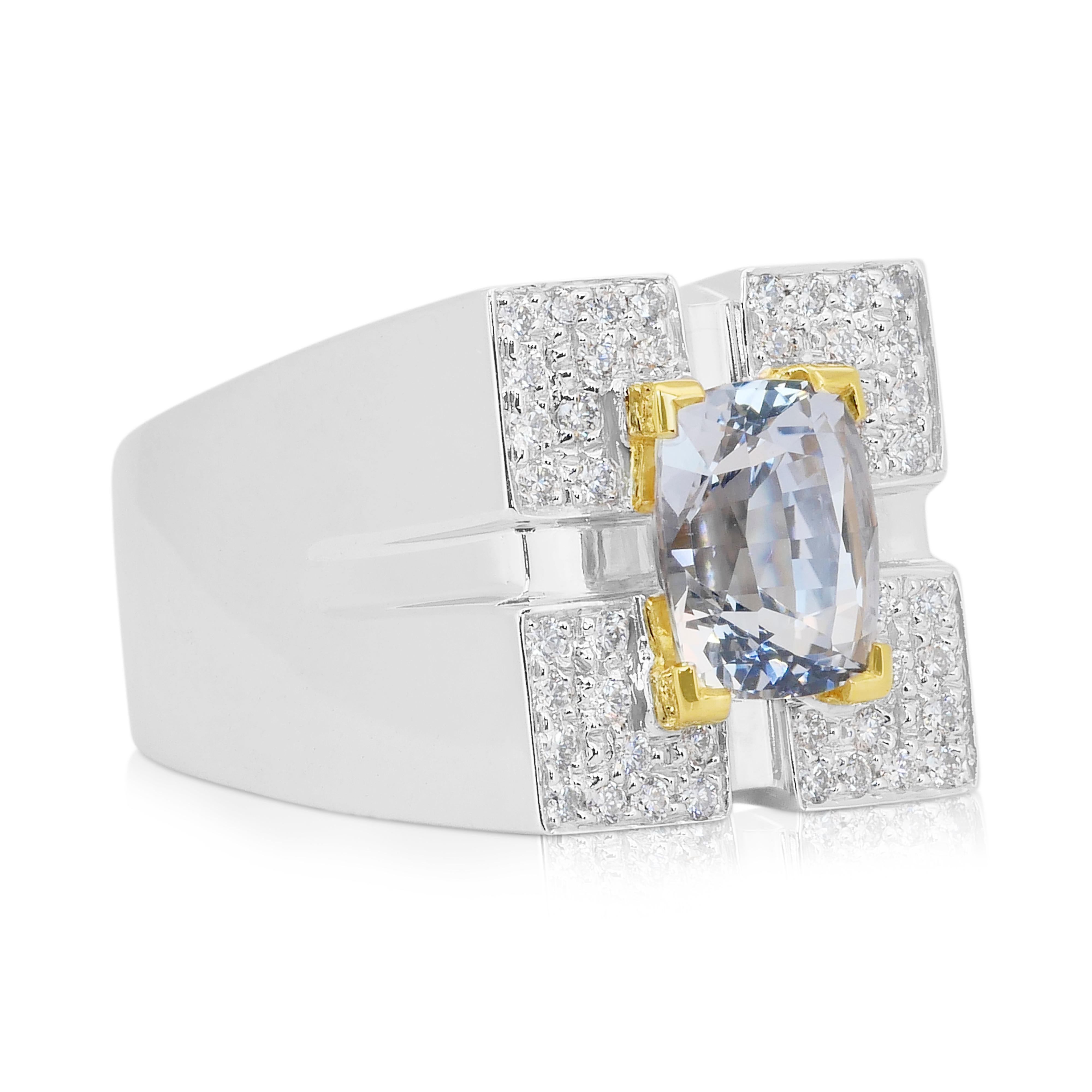 Magnífico Anillo de Cóctel de Zafiro y Diamantes de 3,93 ct en Oro Blanco y Amarillo de 18k - Certificado IGI

Irradia elegancia atemporal con este exquisito anillo, que exhibe un fascinante zafiro modificado talla cojín de 3,30 ct en un cautivador