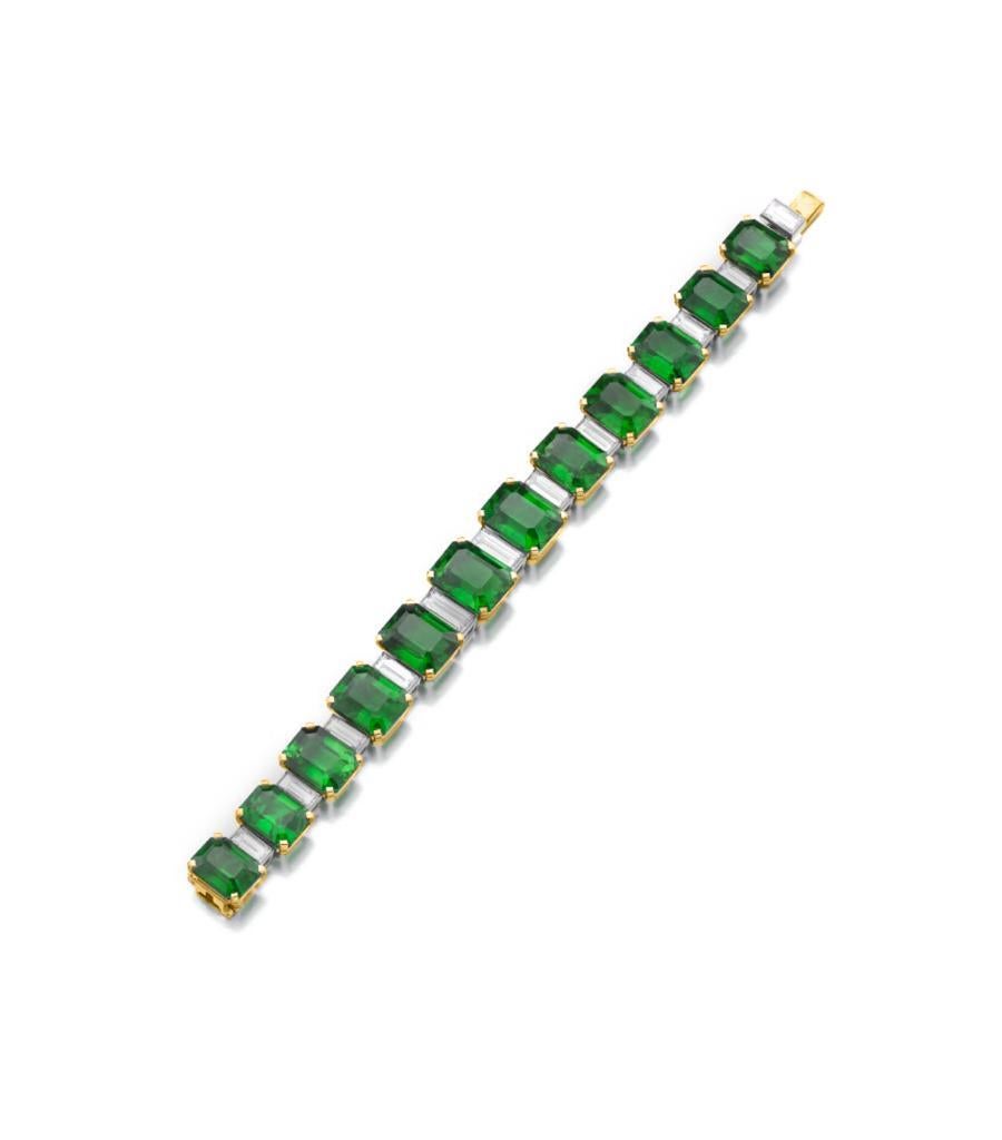 L'ultime bracelet d'émeraudes ! Une déclaration majeure !
Emeraudes pesant chacune entre 2.40-2.80 carats, espacées par des diamants taille émeraude, pesant chacun 0.45-0.51ct.
Chaque diamant est certifié individuellement par le GIA.
Serti en