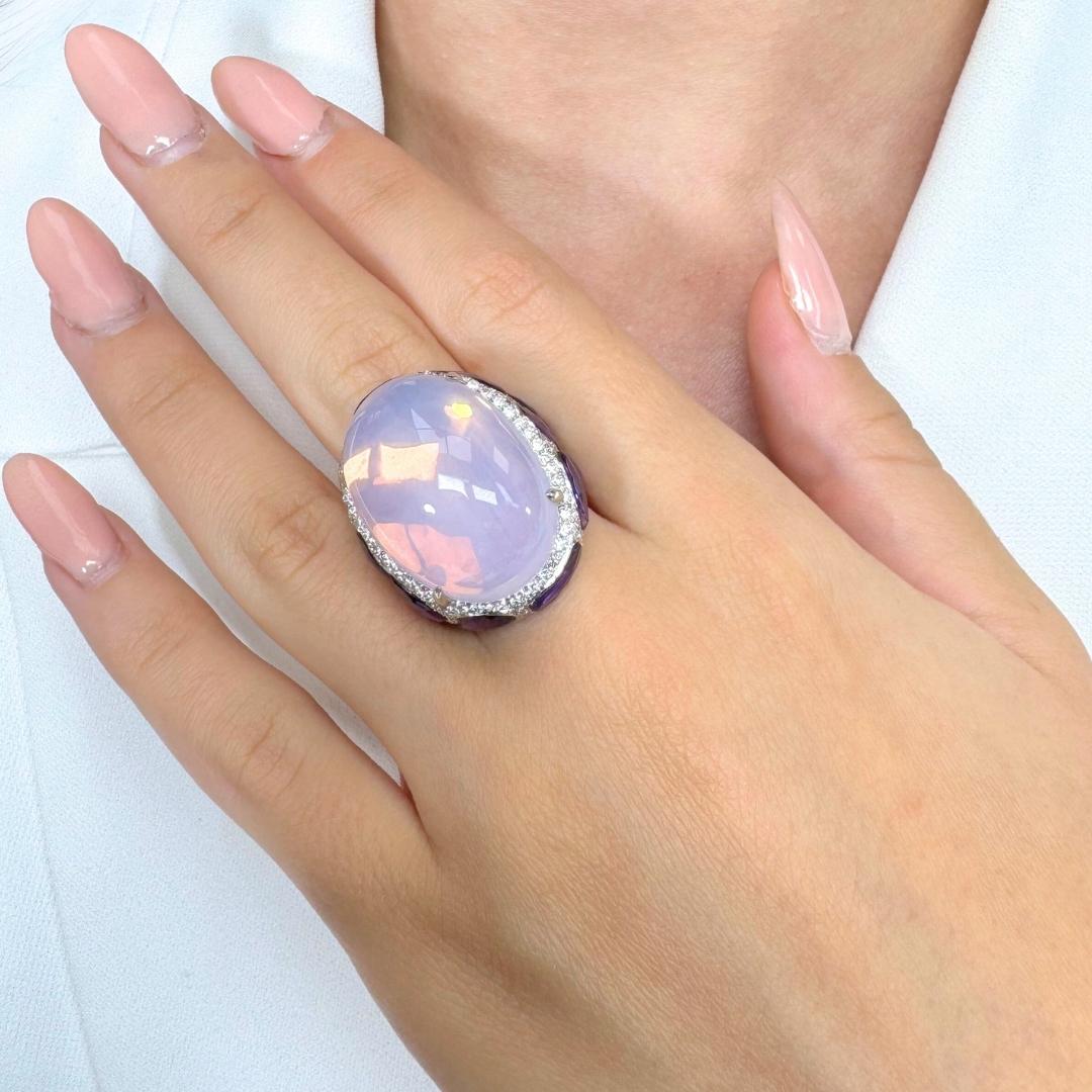 Magnificent 42.66ct Chalcedony, Amethysts, and Diamonds Cocktail Ring in 18k White Gold - IGI Certified

Elevate your collection with this majestic 18k white gold cocktail ring, starring a captivating 34.48ct oval-shaped chalcedony in a dreamy, very