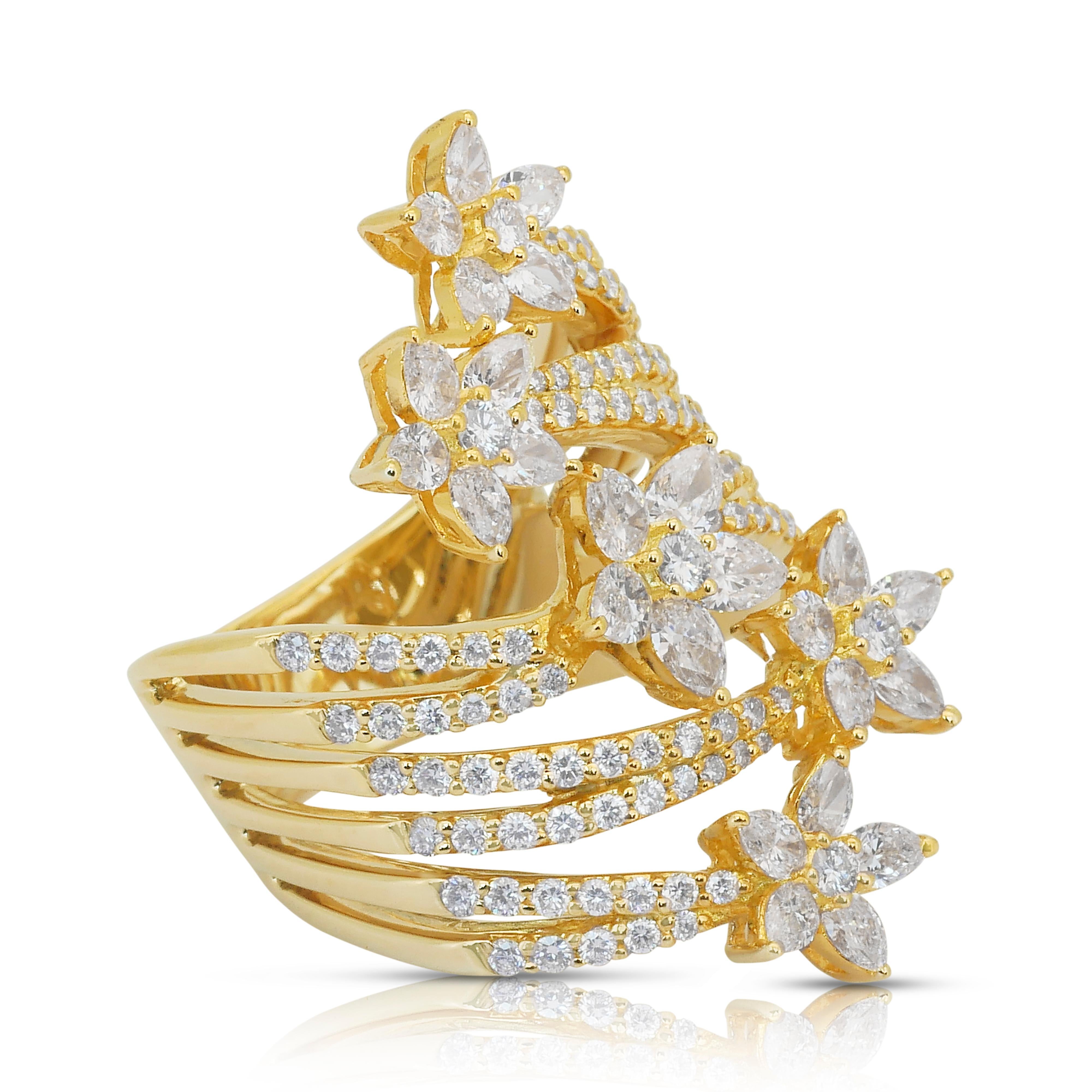Magnificent 4.51ct Natural Diamonds Cocktail Ring in 18k Yellow Gold In New Condition In רמת גן, IL