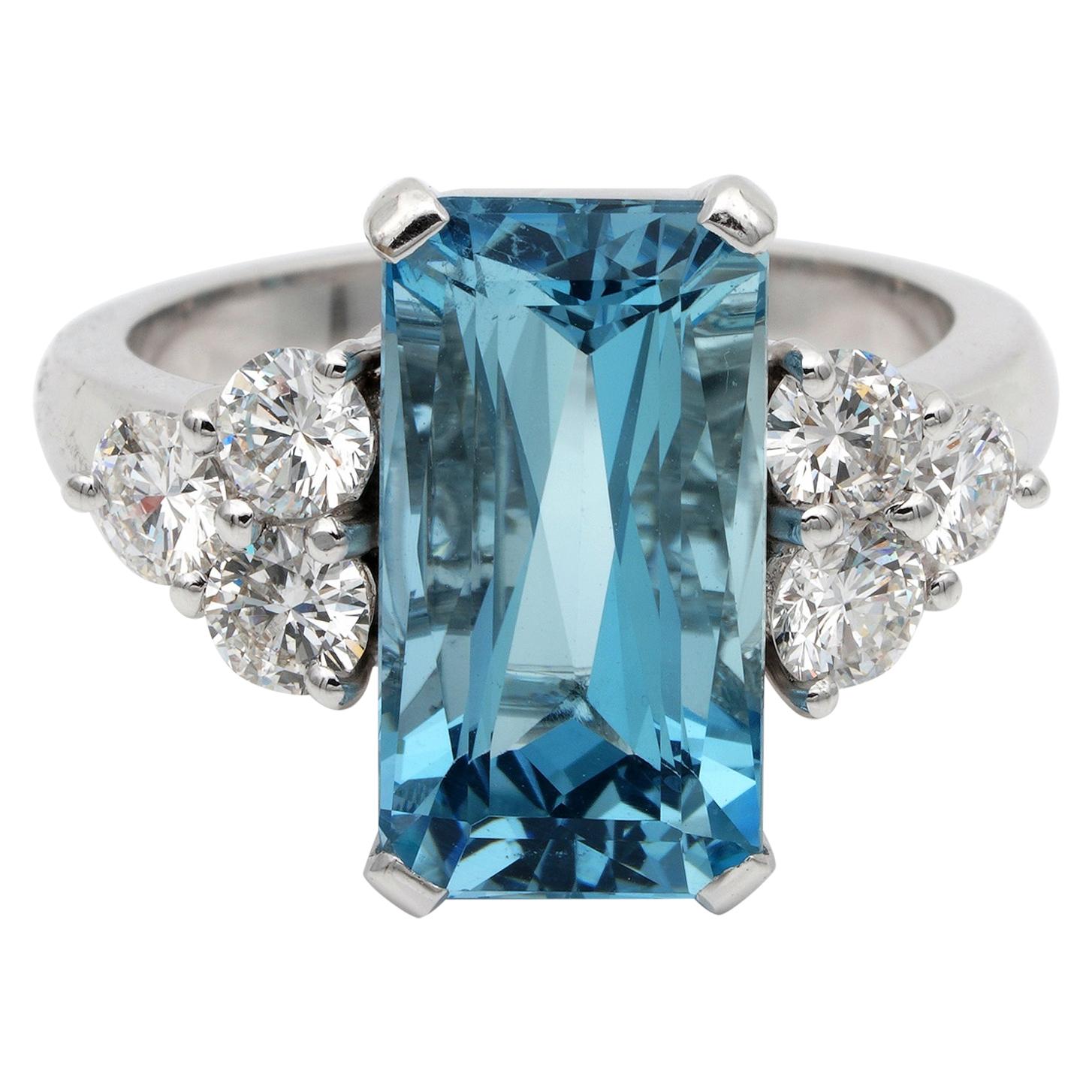 Magnificent 4.70 Carat Aquamarine and Diamond High Quality Engagement Ring For Sale