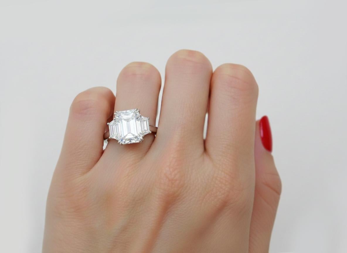 Contemporain Magnifique bague en platine de 5,03 carats de diamants taillés en émeraude avec trapèzes en vente