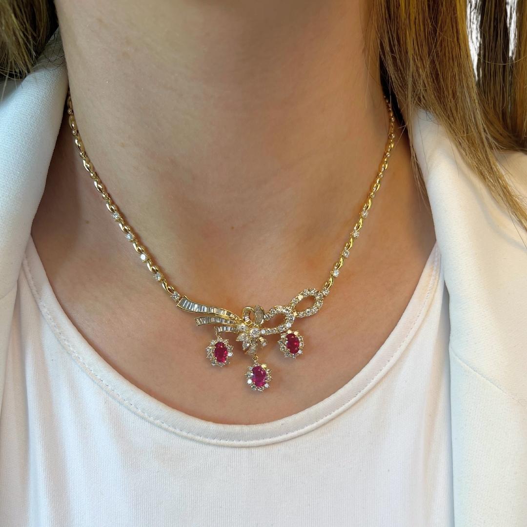 Magnífico Collar de Rubíes y Diamantes de 5,50ct en Oro Amarillo de 18k - Certificado GCI

Este impresionante collar de oro amarillo de 18 quilates es una auténtica declaración de lujo. Tres vibrantes rubíes talla oval, con un total de 1,50