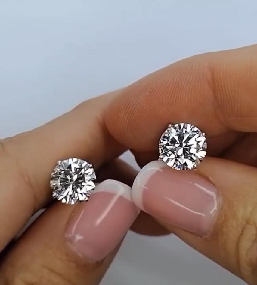 Magníficos pendientes de diamantes en platino de 6,01 quilates Corte redondo en venta