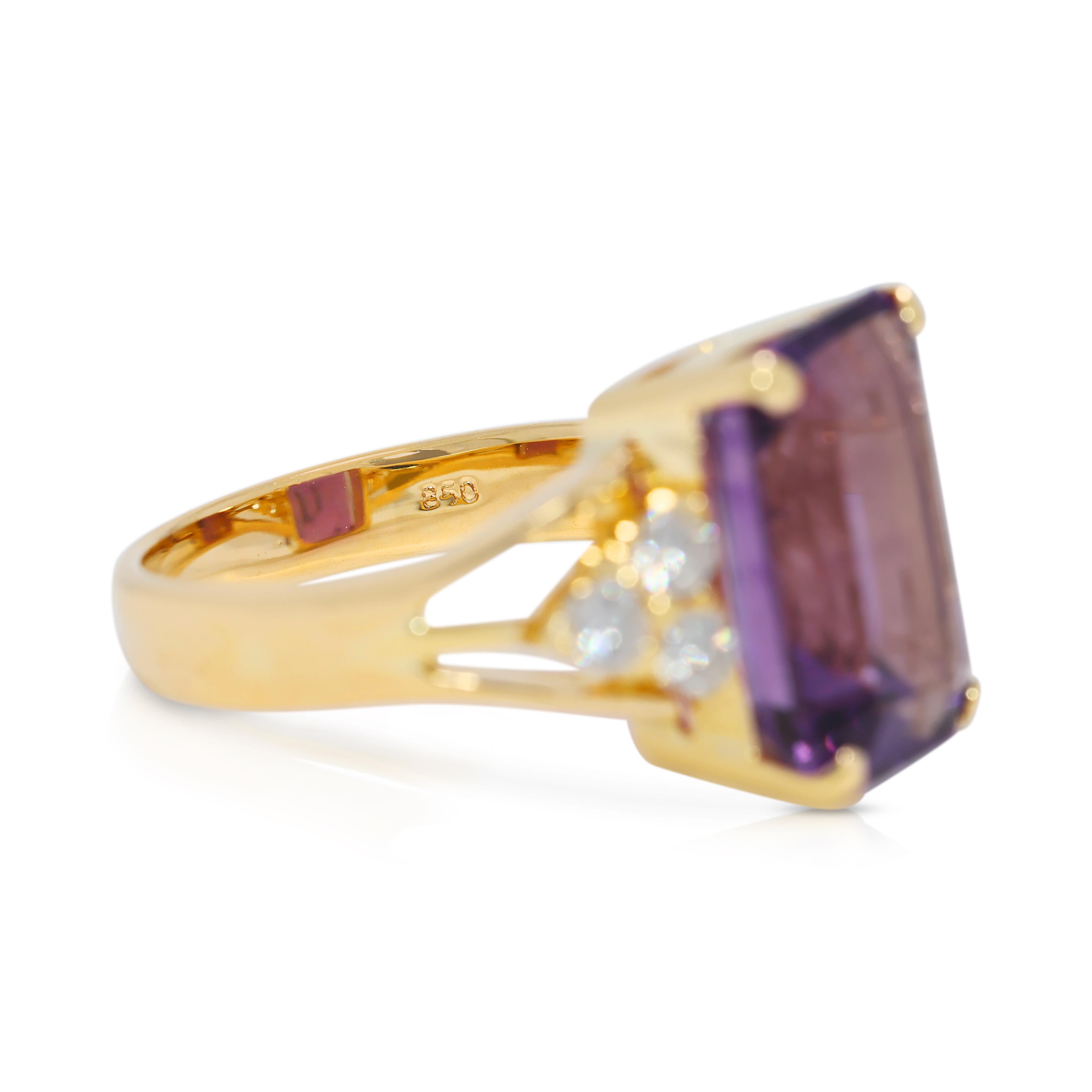 Magnifico anello da cocktail con ametista e diamanti naturali da 7,1 carati in oro giallo 18 carati In condizioni ottime in vendita a רמת גן, IL